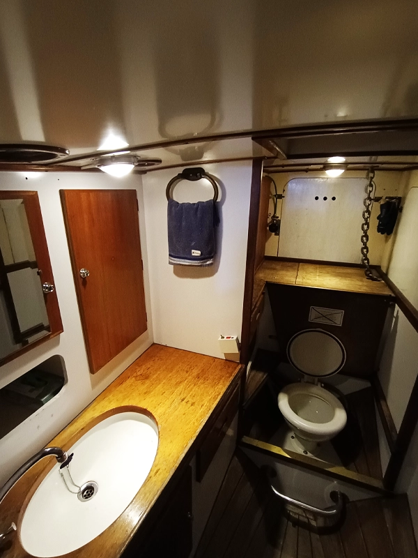 interior del barco veler ksar expediciones en Canal Beagle. Navegaciones en Tierra del Fuego argentina