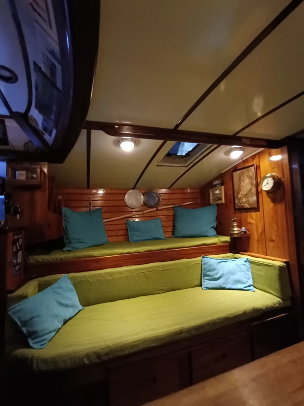 interior del barco veler ksar expediciones en Canal Beagle. Navegaciones en Tierra del Fuego argentina