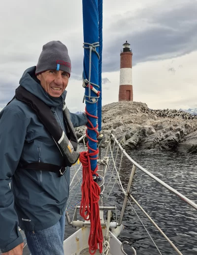 Descubrí la magia del Canal Beagle en Ushuaia, Tierra del Fuego, a bordo del Velero Ksar, el velero más cómodo y versátil de la región. Ofrecemos expediciones personalizadas de navegación en velero con salida desde la Bahía de Ushuaia, ideales para aventureros, fotógrafos, científicos, deportistas y amantes de la naturaleza. Nuestros servicios incluyen travesías de un día completo, experiencias con noche a bordo, travesías de 3 días hasta Puerto Almanza por el Paso Guaraní, y travesías largas de 7, 10 o 15 días. También realizamos expediciones científicas, clínicas de vela en navegación, buceo, kayak, paddle, trekking, esquí y mucho más. Visitá destinos icónicos como Isla de los Lobos, Faro Les Éclaireurs, Islas Bridges, Isla Redonda, Paso Guaraní, Península Mitre, Isla de los Estados, Fiordos y Glaciares y Cabo de Hornos. Una de nuestras excursiones estrella es la navegación Full Day por el Canal Beagle, una jornada completa de exploración náutica entre islas remotas, canales y fauna marina: lobos marinos, aves australes, pingüinos (en temporada) y vistas panorámicas del fin del mundo. Ideal para quienes buscan una experiencia completa sin pernocte. La experiencia con una noche a bordo es perfecta para quienes desean vivir una aventura íntima, dormir fondeados frente a una isla solitaria y disfrutar de una cena cálida a bordo, bajo el cielo austral. Incluye navegación de medio día, fondeo en una bahía protegida y regreso al día siguiente. La travesía de 3 días y 2 noches por el Paso Guaraní hasta Puerto Almanza es una verdadera expedición en la que se recorren islas remotas, se avista fauna marina, se fondea en parajes solitarios y se disfruta de caminatas en tierra firme. Una inmersión total en la naturaleza fueguina, con confort y seguridad a bordo. El Velero Ksar, modelo Joshua de 40 pies construido en acero naval, fue diseñado para la navegación antártica y cuenta con doble casco, aislación térmica, calefacción a estufa réflex por goteo y comodidades para 7 personas. Dispone de un camarote privado, salón con sofás convertibles, mesa de cartas con instrumental moderno (GPS, ecosonda), cocina completa con horno y vajilla, baño con ducha de agua caliente y una atmósfera acogedora gracias a su carpintería de madera. Además, somos el primer velero en Ushuaia con conexión satelital STARLINK ARGENTINA, garantizando internet de alta velocidad incluso en zonas remotas. Viví experiencias únicas como: navegación a vela con cupos limitados, avistaje de fauna marina, trekking en islas, cenas bajo las estrellas, amaneceres en el Beagle, clínicas de vela, y logística para deportes y ciencia. Organizamos expediciones en cooperación con deportistas extremos, exploradores y proyectos científicos. También ofrecemos opciones combinadas con traslados terrestres para recorrer la Ruta 3, la Ruta de los Lagos y otros puntos icónicos de Tierra del Fuego. Ya sea que quieras una navegación corta, una expedición prolongada, una travesía técnica o simplemente relajarte y reconectar con la naturaleza austral, el Velero Ksar es tu puerta de entrada a una de las últimas fronteras salvajes del planeta. Con más de 30 años de experiencia en la zona, nuestros capitanes garantizan seguridad, profesionalismo y una aventura que marcará tu vida. ¡Zarpá con nosotros desde el Fin del Mundo y descubrí la esencia de navegar en el sur más profundo de la Patagonia Argentina con el Velero Ksar!