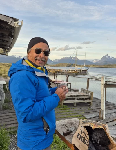 Descubrí la magia del Canal Beagle en Ushuaia, Tierra del Fuego, a bordo del Velero Ksar, el velero más cómodo y versátil de la región. Ofrecemos expediciones personalizadas de navegación en velero con salida desde la Bahía de Ushuaia, ideales para aventureros, fotógrafos, científicos, deportistas y amantes de la naturaleza. Nuestros servicios incluyen travesías de un día completo, experiencias con noche a bordo, travesías de 3 días hasta Puerto Almanza por el Paso Guaraní, y travesías largas de 7, 10 o 15 días. También realizamos expediciones científicas, clínicas de vela en navegación, buceo, kayak, paddle, trekking, esquí y mucho más. Visitá destinos icónicos como Isla de los Lobos, Faro Les Éclaireurs, Islas Bridges, Isla Redonda, Paso Guaraní, Península Mitre, Isla de los Estados, Fiordos y Glaciares y Cabo de Hornos. Una de nuestras excursiones estrella es la navegación Full Day por el Canal Beagle, una jornada completa de exploración náutica entre islas remotas, canales y fauna marina: lobos marinos, aves australes, pingüinos (en temporada) y vistas panorámicas del fin del mundo. Ideal para quienes buscan una experiencia completa sin pernocte. La experiencia con una noche a bordo es perfecta para quienes desean vivir una aventura íntima, dormir fondeados frente a una isla solitaria y disfrutar de una cena cálida a bordo, bajo el cielo austral. Incluye navegación de medio día, fondeo en una bahía protegida y regreso al día siguiente. La travesía de 3 días y 2 noches por el Paso Guaraní hasta Puerto Almanza es una verdadera expedición en la que se recorren islas remotas, se avista fauna marina, se fondea en parajes solitarios y se disfruta de caminatas en tierra firme. Una inmersión total en la naturaleza fueguina, con confort y seguridad a bordo. El Velero Ksar, modelo Joshua de 40 pies construido en acero naval, fue diseñado para la navegación antártica y cuenta con doble casco, aislación térmica, calefacción a estufa réflex por goteo y comodidades para 7 personas. Dispone de un camarote privado, salón con sofás convertibles, mesa de cartas con instrumental moderno (GPS, ecosonda), cocina completa con horno y vajilla, baño con ducha de agua caliente y una atmósfera acogedora gracias a su carpintería de madera. Además, somos el primer velero en Ushuaia con conexión satelital STARLINK ARGENTINA, garantizando internet de alta velocidad incluso en zonas remotas. Viví experiencias únicas como: navegación a vela con cupos limitados, avistaje de fauna marina, trekking en islas, cenas bajo las estrellas, amaneceres en el Beagle, clínicas de vela, y logística para deportes y ciencia. Organizamos expediciones en cooperación con deportistas extremos, exploradores y proyectos científicos. También ofrecemos opciones combinadas con traslados terrestres para recorrer la Ruta 3, la Ruta de los Lagos y otros puntos icónicos de Tierra del Fuego. Ya sea que quieras una navegación corta, una expedición prolongada, una travesía técnica o simplemente relajarte y reconectar con la naturaleza austral, el Velero Ksar es tu puerta de entrada a una de las últimas fronteras salvajes del planeta. Con más de 30 años de experiencia en la zona, nuestros capitanes garantizan seguridad, profesionalismo y una aventura que marcará tu vida. ¡Zarpá con nosotros desde el Fin del Mundo y descubrí la esencia de navegar en el sur más profundo de la Patagonia Argentina con el Velero Ksar!