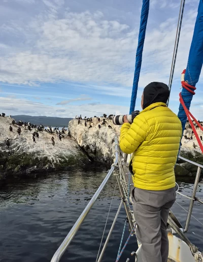 Descubrí la magia del Canal Beagle en Ushuaia, Tierra del Fuego, a bordo del Velero Ksar, el velero más cómodo y versátil de la región. Ofrecemos expediciones personalizadas de navegación en velero con salida desde la Bahía de Ushuaia, ideales para aventureros, fotógrafos, científicos, deportistas y amantes de la naturaleza. Nuestros servicios incluyen travesías de un día completo, experiencias con noche a bordo, travesías de 3 días hasta Puerto Almanza por el Paso Guaraní, y travesías largas de 7, 10 o 15 días. También realizamos expediciones científicas, clínicas de vela en navegación, buceo, kayak, paddle, trekking, esquí y mucho más. Visitá destinos icónicos como Isla de los Lobos, Faro Les Éclaireurs, Islas Bridges, Isla Redonda, Paso Guaraní, Península Mitre, Isla de los Estados, Fiordos y Glaciares y Cabo de Hornos. Una de nuestras excursiones estrella es la navegación Full Day por el Canal Beagle, una jornada completa de exploración náutica entre islas remotas, canales y fauna marina: lobos marinos, aves australes, pingüinos (en temporada) y vistas panorámicas del fin del mundo. Ideal para quienes buscan una experiencia completa sin pernocte. La experiencia con una noche a bordo es perfecta para quienes desean vivir una aventura íntima, dormir fondeados frente a una isla solitaria y disfrutar de una cena cálida a bordo, bajo el cielo austral. Incluye navegación de medio día, fondeo en una bahía protegida y regreso al día siguiente. La travesía de 3 días y 2 noches por el Paso Guaraní hasta Puerto Almanza es una verdadera expedición en la que se recorren islas remotas, se avista fauna marina, se fondea en parajes solitarios y se disfruta de caminatas en tierra firme. Una inmersión total en la naturaleza fueguina, con confort y seguridad a bordo. El Velero Ksar, modelo Joshua de 40 pies construido en acero naval, fue diseñado para la navegación antártica y cuenta con doble casco, aislación térmica, calefacción a estufa réflex por goteo y comodidades para 7 personas. Dispone de un camarote privado, salón con sofás convertibles, mesa de cartas con instrumental moderno (GPS, ecosonda), cocina completa con horno y vajilla, baño con ducha de agua caliente y una atmósfera acogedora gracias a su carpintería de madera. Además, somos el primer velero en Ushuaia con conexión satelital STARLINK ARGENTINA, garantizando internet de alta velocidad incluso en zonas remotas. Viví experiencias únicas como: navegación a vela con cupos limitados, avistaje de fauna marina, trekking en islas, cenas bajo las estrellas, amaneceres en el Beagle, clínicas de vela, y logística para deportes y ciencia. Organizamos expediciones en cooperación con deportistas extremos, exploradores y proyectos científicos. También ofrecemos opciones combinadas con traslados terrestres para recorrer la Ruta 3, la Ruta de los Lagos y otros puntos icónicos de Tierra del Fuego. Ya sea que quieras una navegación corta, una expedición prolongada, una travesía técnica o simplemente relajarte y reconectar con la naturaleza austral, el Velero Ksar es tu puerta de entrada a una de las últimas fronteras salvajes del planeta. Con más de 30 años de experiencia en la zona, nuestros capitanes garantizan seguridad, profesionalismo y una aventura que marcará tu vida. ¡Zarpá con nosotros desde el Fin del Mundo y descubrí la esencia de navegar en el sur más profundo de la Patagonia Argentina con el Velero Ksar!