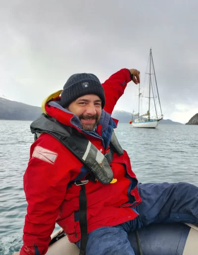 Descubrí la magia del Canal Beagle en Ushuaia, Tierra del Fuego, a bordo del Velero Ksar, el velero más cómodo y versátil de la región. Ofrecemos expediciones personalizadas de navegación en velero con salida desde la Bahía de Ushuaia, ideales para aventureros, fotógrafos, científicos, deportistas y amantes de la naturaleza. Nuestros servicios incluyen travesías de un día completo, experiencias con noche a bordo, travesías de 3 días hasta Puerto Almanza por el Paso Guaraní, y travesías largas de 7, 10 o 15 días. También realizamos expediciones científicas, clínicas de vela en navegación, buceo, kayak, paddle, trekking, esquí y mucho más. Visitá destinos icónicos como Isla de los Lobos, Faro Les Éclaireurs, Islas Bridges, Isla Redonda, Paso Guaraní, Península Mitre, Isla de los Estados, Fiordos y Glaciares y Cabo de Hornos. Una de nuestras excursiones estrella es la navegación Full Day por el Canal Beagle, una jornada completa de exploración náutica entre islas remotas, canales y fauna marina: lobos marinos, aves australes, pingüinos (en temporada) y vistas panorámicas del fin del mundo. Ideal para quienes buscan una experiencia completa sin pernocte. La experiencia con una noche a bordo es perfecta para quienes desean vivir una aventura íntima, dormir fondeados frente a una isla solitaria y disfrutar de una cena cálida a bordo, bajo el cielo austral. Incluye navegación de medio día, fondeo en una bahía protegida y regreso al día siguiente. La travesía de 3 días y 2 noches por el Paso Guaraní hasta Puerto Almanza es una verdadera expedición en la que se recorren islas remotas, se avista fauna marina, se fondea en parajes solitarios y se disfruta de caminatas en tierra firme. Una inmersión total en la naturaleza fueguina, con confort y seguridad a bordo. El Velero Ksar, modelo Joshua de 40 pies construido en acero naval, fue diseñado para la navegación antártica y cuenta con doble casco, aislación térmica, calefacción a estufa réflex por goteo y comodidades para 7 personas. Dispone de un camarote privado, salón con sofás convertibles, mesa de cartas con instrumental moderno (GPS, ecosonda), cocina completa con horno y vajilla, baño con ducha de agua caliente y una atmósfera acogedora gracias a su carpintería de madera. Además, somos el primer velero en Ushuaia con conexión satelital STARLINK ARGENTINA, garantizando internet de alta velocidad incluso en zonas remotas. Viví experiencias únicas como: navegación a vela con cupos limitados, avistaje de fauna marina, trekking en islas, cenas bajo las estrellas, amaneceres en el Beagle, clínicas de vela, y logística para deportes y ciencia. Organizamos expediciones en cooperación con deportistas extremos, exploradores y proyectos científicos. También ofrecemos opciones combinadas con traslados terrestres para recorrer la Ruta 3, la Ruta de los Lagos y otros puntos icónicos de Tierra del Fuego. Ya sea que quieras una navegación corta, una expedición prolongada, una travesía técnica o simplemente relajarte y reconectar con la naturaleza austral, el Velero Ksar es tu puerta de entrada a una de las últimas fronteras salvajes del planeta. Con más de 30 años de experiencia en la zona, nuestros capitanes garantizan seguridad, profesionalismo y una aventura que marcará tu vida. ¡Zarpá con nosotros desde el Fin del Mundo y descubrí la esencia de navegar en el sur más profundo de la Patagonia Argentina con el Velero Ksar!