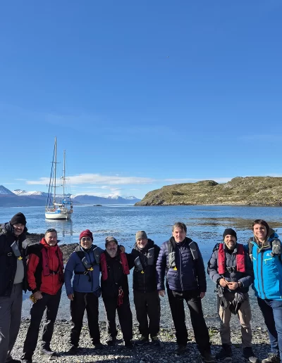 Descubrí la magia del Canal Beagle en Ushuaia, Tierra del Fuego, a bordo del Velero Ksar, el velero más cómodo y versátil de la región. Ofrecemos expediciones personalizadas de navegación en velero con salida desde la Bahía de Ushuaia, ideales para aventureros, fotógrafos, científicos, deportistas y amantes de la naturaleza. Nuestros servicios incluyen travesías de un día completo, experiencias con noche a bordo, travesías de 3 días hasta Puerto Almanza por el Paso Guaraní, y travesías largas de 7, 10 o 15 días. También realizamos expediciones científicas, clínicas de vela en navegación, buceo, kayak, paddle, trekking, esquí y mucho más. Visitá destinos icónicos como Isla de los Lobos, Faro Les Éclaireurs, Islas Bridges, Isla Redonda, Paso Guaraní, Península Mitre, Isla de los Estados, Fiordos y Glaciares y Cabo de Hornos. Una de nuestras excursiones estrella es la navegación Full Day por el Canal Beagle, una jornada completa de exploración náutica entre islas remotas, canales y fauna marina: lobos marinos, aves australes, pingüinos (en temporada) y vistas panorámicas del fin del mundo. Ideal para quienes buscan una experiencia completa sin pernocte. La experiencia con una noche a bordo es perfecta para quienes desean vivir una aventura íntima, dormir fondeados frente a una isla solitaria y disfrutar de una cena cálida a bordo, bajo el cielo austral. Incluye navegación de medio día, fondeo en una bahía protegida y regreso al día siguiente. La travesía de 3 días y 2 noches por el Paso Guaraní hasta Puerto Almanza es una verdadera expedición en la que se recorren islas remotas, se avista fauna marina, se fondea en parajes solitarios y se disfruta de caminatas en tierra firme. Una inmersión total en la naturaleza fueguina, con confort y seguridad a bordo. El Velero Ksar, modelo Joshua de 40 pies construido en acero naval, fue diseñado para la navegación antártica y cuenta con doble casco, aislación térmica, calefacción a estufa réflex por goteo y comodidades para 7 personas. Dispone de un camarote privado, salón con sofás convertibles, mesa de cartas con instrumental moderno (GPS, ecosonda), cocina completa con horno y vajilla, baño con ducha de agua caliente y una atmósfera acogedora gracias a su carpintería de madera. Además, somos el primer velero en Ushuaia con conexión satelital STARLINK ARGENTINA, garantizando internet de alta velocidad incluso en zonas remotas. Viví experiencias únicas como: navegación a vela con cupos limitados, avistaje de fauna marina, trekking en islas, cenas bajo las estrellas, amaneceres en el Beagle, clínicas de vela, y logística para deportes y ciencia. Organizamos expediciones en cooperación con deportistas extremos, exploradores y proyectos científicos. También ofrecemos opciones combinadas con traslados terrestres para recorrer la Ruta 3, la Ruta de los Lagos y otros puntos icónicos de Tierra del Fuego. Ya sea que quieras una navegación corta, una expedición prolongada, una travesía técnica o simplemente relajarte y reconectar con la naturaleza austral, el Velero Ksar es tu puerta de entrada a una de las últimas fronteras salvajes del planeta. Con más de 30 años de experiencia en la zona, nuestros capitanes garantizan seguridad, profesionalismo y una aventura que marcará tu vida. ¡Zarpá con nosotros desde el Fin del Mundo y descubrí la esencia de navegar en el sur más profundo de la Patagonia Argentina con el Velero Ksar!