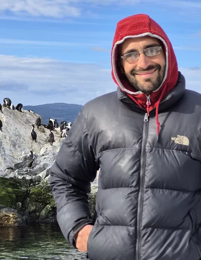 Descubrí la magia del Canal Beagle en Ushuaia, Tierra del Fuego, a bordo del Velero Ksar, el velero más cómodo y versátil de la región. Ofrecemos expediciones personalizadas de navegación en velero con salida desde la Bahía de Ushuaia, ideales para aventureros, fotógrafos, científicos, deportistas y amantes de la naturaleza. Nuestros servicios incluyen travesías de un día completo, experiencias con noche a bordo, travesías de 3 días hasta Puerto Almanza por el Paso Guaraní, y travesías largas de 7, 10 o 15 días. También realizamos expediciones científicas, clínicas de vela en navegación, buceo, kayak, paddle, trekking, esquí y mucho más. Visitá destinos icónicos como Isla de los Lobos, Faro Les Éclaireurs, Islas Bridges, Isla Redonda, Paso Guaraní, Península Mitre, Isla de los Estados, Fiordos y Glaciares y Cabo de Hornos. Una de nuestras excursiones estrella es la navegación Full Day por el Canal Beagle, una jornada completa de exploración náutica entre islas remotas, canales y fauna marina: lobos marinos, aves australes, pingüinos (en temporada) y vistas panorámicas del fin del mundo. Ideal para quienes buscan una experiencia completa sin pernocte. La experiencia con una noche a bordo es perfecta para quienes desean vivir una aventura íntima, dormir fondeados frente a una isla solitaria y disfrutar de una cena cálida a bordo, bajo el cielo austral. Incluye navegación de medio día, fondeo en una bahía protegida y regreso al día siguiente. La travesía de 3 días y 2 noches por el Paso Guaraní hasta Puerto Almanza es una verdadera expedición en la que se recorren islas remotas, se avista fauna marina, se fondea en parajes solitarios y se disfruta de caminatas en tierra firme. Una inmersión total en la naturaleza fueguina, con confort y seguridad a bordo. El Velero Ksar, modelo Joshua de 40 pies construido en acero naval, fue diseñado para la navegación antártica y cuenta con doble casco, aislación térmica, calefacción a estufa réflex por goteo y comodidades para 7 personas. Dispone de un camarote privado, salón con sofás convertibles, mesa de cartas con instrumental moderno (GPS, ecosonda), cocina completa con horno y vajilla, baño con ducha de agua caliente y una atmósfera acogedora gracias a su carpintería de madera. Además, somos el primer velero en Ushuaia con conexión satelital STARLINK ARGENTINA, garantizando internet de alta velocidad incluso en zonas remotas. Viví experiencias únicas como: navegación a vela con cupos limitados, avistaje de fauna marina, trekking en islas, cenas bajo las estrellas, amaneceres en el Beagle, clínicas de vela, y logística para deportes y ciencia. Organizamos expediciones en cooperación con deportistas extremos, exploradores y proyectos científicos. También ofrecemos opciones combinadas con traslados terrestres para recorrer la Ruta 3, la Ruta de los Lagos y otros puntos icónicos de Tierra del Fuego. Ya sea que quieras una navegación corta, una expedición prolongada, una travesía técnica o simplemente relajarte y reconectar con la naturaleza austral, el Velero Ksar es tu puerta de entrada a una de las últimas fronteras salvajes del planeta. Con más de 30 años de experiencia en la zona, nuestros capitanes garantizan seguridad, profesionalismo y una aventura que marcará tu vida. ¡Zarpá con nosotros desde el Fin del Mundo y descubrí la esencia de navegar en el sur más profundo de la Patagonia Argentina con el Velero Ksar!