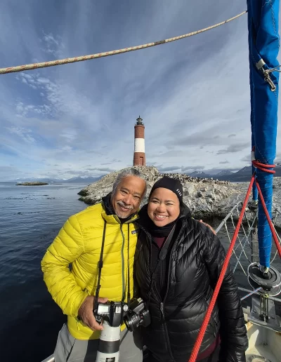 Descubrí la magia del Canal Beagle en Ushuaia, Tierra del Fuego, a bordo del Velero Ksar, el velero más cómodo y versátil de la región. Ofrecemos expediciones personalizadas de navegación en velero con salida desde la Bahía de Ushuaia, ideales para aventureros, fotógrafos, científicos, deportistas y amantes de la naturaleza. Nuestros servicios incluyen travesías de un día completo, experiencias con noche a bordo, travesías de 3 días hasta Puerto Almanza por el Paso Guaraní, y travesías largas de 7, 10 o 15 días. También realizamos expediciones científicas, clínicas de vela en navegación, buceo, kayak, paddle, trekking, esquí y mucho más. Visitá destinos icónicos como Isla de los Lobos, Faro Les Éclaireurs, Islas Bridges, Isla Redonda, Paso Guaraní, Península Mitre, Isla de los Estados, Fiordos y Glaciares y Cabo de Hornos. Una de nuestras excursiones estrella es la navegación Full Day por el Canal Beagle, una jornada completa de exploración náutica entre islas remotas, canales y fauna marina: lobos marinos, aves australes, pingüinos (en temporada) y vistas panorámicas del fin del mundo. Ideal para quienes buscan una experiencia completa sin pernocte. La experiencia con una noche a bordo es perfecta para quienes desean vivir una aventura íntima, dormir fondeados frente a una isla solitaria y disfrutar de una cena cálida a bordo, bajo el cielo austral. Incluye navegación de medio día, fondeo en una bahía protegida y regreso al día siguiente. La travesía de 3 días y 2 noches por el Paso Guaraní hasta Puerto Almanza es una verdadera expedición en la que se recorren islas remotas, se avista fauna marina, se fondea en parajes solitarios y se disfruta de caminatas en tierra firme. Una inmersión total en la naturaleza fueguina, con confort y seguridad a bordo. El Velero Ksar, modelo Joshua de 40 pies construido en acero naval, fue diseñado para la navegación antártica y cuenta con doble casco, aislación térmica, calefacción a estufa réflex por goteo y comodidades para 7 personas. Dispone de un camarote privado, salón con sofás convertibles, mesa de cartas con instrumental moderno (GPS, ecosonda), cocina completa con horno y vajilla, baño con ducha de agua caliente y una atmósfera acogedora gracias a su carpintería de madera. Además, somos el primer velero en Ushuaia con conexión satelital STARLINK ARGENTINA, garantizando internet de alta velocidad incluso en zonas remotas. Viví experiencias únicas como: navegación a vela con cupos limitados, avistaje de fauna marina, trekking en islas, cenas bajo las estrellas, amaneceres en el Beagle, clínicas de vela, y logística para deportes y ciencia. Organizamos expediciones en cooperación con deportistas extremos, exploradores y proyectos científicos. También ofrecemos opciones combinadas con traslados terrestres para recorrer la Ruta 3, la Ruta de los Lagos y otros puntos icónicos de Tierra del Fuego. Ya sea que quieras una navegación corta, una expedición prolongada, una travesía técnica o simplemente relajarte y reconectar con la naturaleza austral, el Velero Ksar es tu puerta de entrada a una de las últimas fronteras salvajes del planeta. Con más de 30 años de experiencia en la zona, nuestros capitanes garantizan seguridad, profesionalismo y una aventura que marcará tu vida. ¡Zarpá con nosotros desde el Fin del Mundo y descubrí la esencia de navegar en el sur más profundo de la Patagonia Argentina con el Velero Ksar!