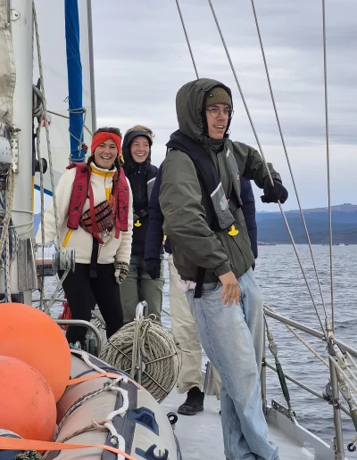 Descubrí la magia del Canal Beagle en Ushuaia, Tierra del Fuego, a bordo del Velero Ksar, el velero más cómodo y versátil de la región. Ofrecemos expediciones personalizadas de navegación en velero con salida desde la Bahía de Ushuaia, ideales para aventureros, fotógrafos, científicos, deportistas y amantes de la naturaleza. Nuestros servicios incluyen travesías de un día completo, experiencias con noche a bordo, travesías de 3 días hasta Puerto Almanza por el Paso Guaraní, y travesías largas de 7, 10 o 15 días. También realizamos expediciones científicas, clínicas de vela en navegación, buceo, kayak, paddle, trekking, esquí y mucho más. Visitá destinos icónicos como Isla de los Lobos, Faro Les Éclaireurs, Islas Bridges, Isla Redonda, Paso Guaraní, Península Mitre, Isla de los Estados, Fiordos y Glaciares y Cabo de Hornos. Una de nuestras excursiones estrella es la navegación Full Day por el Canal Beagle, una jornada completa de exploración náutica entre islas remotas, canales y fauna marina: lobos marinos, aves australes, pingüinos (en temporada) y vistas panorámicas del fin del mundo. Ideal para quienes buscan una experiencia completa sin pernocte. La experiencia con una noche a bordo es perfecta para quienes desean vivir una aventura íntima, dormir fondeados frente a una isla solitaria y disfrutar de una cena cálida a bordo, bajo el cielo austral. Incluye navegación de medio día, fondeo en una bahía protegida y regreso al día siguiente. La travesía de 3 días y 2 noches por el Paso Guaraní hasta Puerto Almanza es una verdadera expedición en la que se recorren islas remotas, se avista fauna marina, se fondea en parajes solitarios y se disfruta de caminatas en tierra firme. Una inmersión total en la naturaleza fueguina, con confort y seguridad a bordo. El Velero Ksar, modelo Joshua de 40 pies construido en acero naval, fue diseñado para la navegación antártica y cuenta con doble casco, aislación térmica, calefacción a estufa réflex por goteo y comodidades para 7 personas. Dispone de un camarote privado, salón con sofás convertibles, mesa de cartas con instrumental moderno (GPS, ecosonda), cocina completa con horno y vajilla, baño con ducha de agua caliente y una atmósfera acogedora gracias a su carpintería de madera. Además, somos el primer velero en Ushuaia con conexión satelital STARLINK ARGENTINA, garantizando internet de alta velocidad incluso en zonas remotas. Viví experiencias únicas como: navegación a vela con cupos limitados, avistaje de fauna marina, trekking en islas, cenas bajo las estrellas, amaneceres en el Beagle, clínicas de vela, y logística para deportes y ciencia. Organizamos expediciones en cooperación con deportistas extremos, exploradores y proyectos científicos. También ofrecemos opciones combinadas con traslados terrestres para recorrer la Ruta 3, la Ruta de los Lagos y otros puntos icónicos de Tierra del Fuego. Ya sea que quieras una navegación corta, una expedición prolongada, una travesía técnica o simplemente relajarte y reconectar con la naturaleza austral, el Velero Ksar es tu puerta de entrada a una de las últimas fronteras salvajes del planeta. Con más de 30 años de experiencia en la zona, nuestros capitanes garantizan seguridad, profesionalismo y una aventura que marcará tu vida. ¡Zarpá con nosotros desde el Fin del Mundo y descubrí la esencia de navegar en el sur más profundo de la Patagonia Argentina con el Velero Ksar!