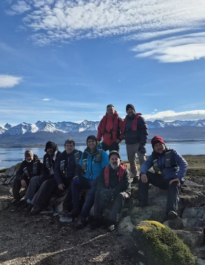 Descubrí la magia del Canal Beagle en Ushuaia, Tierra del Fuego, a bordo del Velero Ksar, el velero más cómodo y versátil de la región. Ofrecemos expediciones personalizadas de navegación en velero con salida desde la Bahía de Ushuaia, ideales para aventureros, fotógrafos, científicos, deportistas y amantes de la naturaleza. Nuestros servicios incluyen travesías de un día completo, experiencias con noche a bordo, travesías de 3 días hasta Puerto Almanza por el Paso Guaraní, y travesías largas de 7, 10 o 15 días. También realizamos expediciones científicas, clínicas de vela en navegación, buceo, kayak, paddle, trekking, esquí y mucho más. Visitá destinos icónicos como Isla de los Lobos, Faro Les Éclaireurs, Islas Bridges, Isla Redonda, Paso Guaraní, Península Mitre, Isla de los Estados, Fiordos y Glaciares y Cabo de Hornos. Una de nuestras excursiones estrella es la navegación Full Day por el Canal Beagle, una jornada completa de exploración náutica entre islas remotas, canales y fauna marina: lobos marinos, aves australes, pingüinos (en temporada) y vistas panorámicas del fin del mundo. Ideal para quienes buscan una experiencia completa sin pernocte. La experiencia con una noche a bordo es perfecta para quienes desean vivir una aventura íntima, dormir fondeados frente a una isla solitaria y disfrutar de una cena cálida a bordo, bajo el cielo austral. Incluye navegación de medio día, fondeo en una bahía protegida y regreso al día siguiente. La travesía de 3 días y 2 noches por el Paso Guaraní hasta Puerto Almanza es una verdadera expedición en la que se recorren islas remotas, se avista fauna marina, se fondea en parajes solitarios y se disfruta de caminatas en tierra firme. Una inmersión total en la naturaleza fueguina, con confort y seguridad a bordo. El Velero Ksar, modelo Joshua de 40 pies construido en acero naval, fue diseñado para la navegación antártica y cuenta con doble casco, aislación térmica, calefacción a estufa réflex por goteo y comodidades para 7 personas. Dispone de un camarote privado, salón con sofás convertibles, mesa de cartas con instrumental moderno (GPS, ecosonda), cocina completa con horno y vajilla, baño con ducha de agua caliente y una atmósfera acogedora gracias a su carpintería de madera. Además, somos el primer velero en Ushuaia con conexión satelital STARLINK ARGENTINA, garantizando internet de alta velocidad incluso en zonas remotas. Viví experiencias únicas como: navegación a vela con cupos limitados, avistaje de fauna marina, trekking en islas, cenas bajo las estrellas, amaneceres en el Beagle, clínicas de vela, y logística para deportes y ciencia. Organizamos expediciones en cooperación con deportistas extremos, exploradores y proyectos científicos. También ofrecemos opciones combinadas con traslados terrestres para recorrer la Ruta 3, la Ruta de los Lagos y otros puntos icónicos de Tierra del Fuego. Ya sea que quieras una navegación corta, una expedición prolongada, una travesía técnica o simplemente relajarte y reconectar con la naturaleza austral, el Velero Ksar es tu puerta de entrada a una de las últimas fronteras salvajes del planeta. Con más de 30 años de experiencia en la zona, nuestros capitanes garantizan seguridad, profesionalismo y una aventura que marcará tu vida. ¡Zarpá con nosotros desde el Fin del Mundo y descubrí la esencia de navegar en el sur más profundo de la Patagonia Argentina con el Velero Ksar!