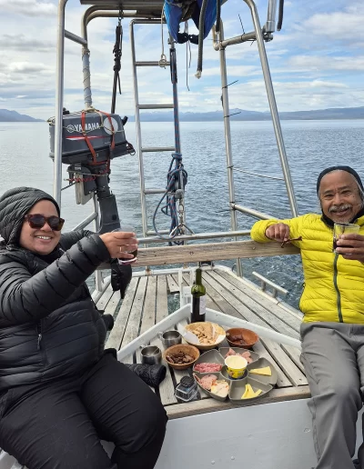 Descubrí la magia del Canal Beagle en Ushuaia, Tierra del Fuego, a bordo del Velero Ksar, el velero más cómodo y versátil de la región. Ofrecemos expediciones personalizadas de navegación en velero con salida desde la Bahía de Ushuaia, ideales para aventureros, fotógrafos, científicos, deportistas y amantes de la naturaleza. Nuestros servicios incluyen travesías de un día completo, experiencias con noche a bordo, travesías de 3 días hasta Puerto Almanza por el Paso Guaraní, y travesías largas de 7, 10 o 15 días. También realizamos expediciones científicas, clínicas de vela en navegación, buceo, kayak, paddle, trekking, esquí y mucho más. Visitá destinos icónicos como Isla de los Lobos, Faro Les Éclaireurs, Islas Bridges, Isla Redonda, Paso Guaraní, Península Mitre, Isla de los Estados, Fiordos y Glaciares y Cabo de Hornos. Una de nuestras excursiones estrella es la navegación Full Day por el Canal Beagle, una jornada completa de exploración náutica entre islas remotas, canales y fauna marina: lobos marinos, aves australes, pingüinos (en temporada) y vistas panorámicas del fin del mundo. Ideal para quienes buscan una experiencia completa sin pernocte. La experiencia con una noche a bordo es perfecta para quienes desean vivir una aventura íntima, dormir fondeados frente a una isla solitaria y disfrutar de una cena cálida a bordo, bajo el cielo austral. Incluye navegación de medio día, fondeo en una bahía protegida y regreso al día siguiente. La travesía de 3 días y 2 noches por el Paso Guaraní hasta Puerto Almanza es una verdadera expedición en la que se recorren islas remotas, se avista fauna marina, se fondea en parajes solitarios y se disfruta de caminatas en tierra firme. Una inmersión total en la naturaleza fueguina, con confort y seguridad a bordo. El Velero Ksar, modelo Joshua de 40 pies construido en acero naval, fue diseñado para la navegación antártica y cuenta con doble casco, aislación térmica, calefacción a estufa réflex por goteo y comodidades para 7 personas. Dispone de un camarote privado, salón con sofás convertibles, mesa de cartas con instrumental moderno (GPS, ecosonda), cocina completa con horno y vajilla, baño con ducha de agua caliente y una atmósfera acogedora gracias a su carpintería de madera. Además, somos el primer velero en Ushuaia con conexión satelital STARLINK ARGENTINA, garantizando internet de alta velocidad incluso en zonas remotas. Viví experiencias únicas como: navegación a vela con cupos limitados, avistaje de fauna marina, trekking en islas, cenas bajo las estrellas, amaneceres en el Beagle, clínicas de vela, y logística para deportes y ciencia. Organizamos expediciones en cooperación con deportistas extremos, exploradores y proyectos científicos. También ofrecemos opciones combinadas con traslados terrestres para recorrer la Ruta 3, la Ruta de los Lagos y otros puntos icónicos de Tierra del Fuego. Ya sea que quieras una navegación corta, una expedición prolongada, una travesía técnica o simplemente relajarte y reconectar con la naturaleza austral, el Velero Ksar es tu puerta de entrada a una de las últimas fronteras salvajes del planeta. Con más de 30 años de experiencia en la zona, nuestros capitanes garantizan seguridad, profesionalismo y una aventura que marcará tu vida. ¡Zarpá con nosotros desde el Fin del Mundo y descubrí la esencia de navegar en el sur más profundo de la Patagonia Argentina con el Velero Ksar!