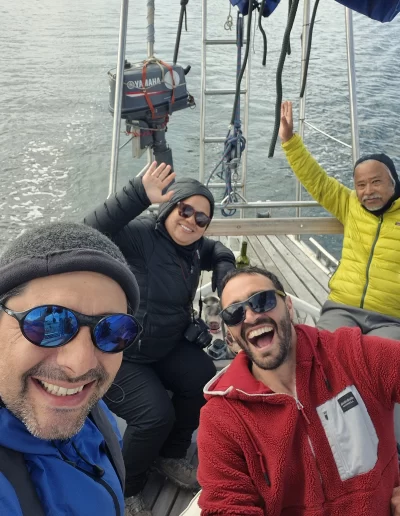 Descubrí la magia del Canal Beagle en Ushuaia, Tierra del Fuego, a bordo del Velero Ksar, el velero más cómodo y versátil de la región. Ofrecemos expediciones personalizadas de navegación en velero con salida desde la Bahía de Ushuaia, ideales para aventureros, fotógrafos, científicos, deportistas y amantes de la naturaleza. Nuestros servicios incluyen travesías de un día completo, experiencias con noche a bordo, travesías de 3 días hasta Puerto Almanza por el Paso Guaraní, y travesías largas de 7, 10 o 15 días. También realizamos expediciones científicas, clínicas de vela en navegación, buceo, kayak, paddle, trekking, esquí y mucho más. Visitá destinos icónicos como Isla de los Lobos, Faro Les Éclaireurs, Islas Bridges, Isla Redonda, Paso Guaraní, Península Mitre, Isla de los Estados, Fiordos y Glaciares y Cabo de Hornos. Una de nuestras excursiones estrella es la navegación Full Day por el Canal Beagle, una jornada completa de exploración náutica entre islas remotas, canales y fauna marina: lobos marinos, aves australes, pingüinos (en temporada) y vistas panorámicas del fin del mundo. Ideal para quienes buscan una experiencia completa sin pernocte. La experiencia con una noche a bordo es perfecta para quienes desean vivir una aventura íntima, dormir fondeados frente a una isla solitaria y disfrutar de una cena cálida a bordo, bajo el cielo austral. Incluye navegación de medio día, fondeo en una bahía protegida y regreso al día siguiente. La travesía de 3 días y 2 noches por el Paso Guaraní hasta Puerto Almanza es una verdadera expedición en la que se recorren islas remotas, se avista fauna marina, se fondea en parajes solitarios y se disfruta de caminatas en tierra firme. Una inmersión total en la naturaleza fueguina, con confort y seguridad a bordo. El Velero Ksar, modelo Joshua de 40 pies construido en acero naval, fue diseñado para la navegación antártica y cuenta con doble casco, aislación térmica, calefacción a estufa réflex por goteo y comodidades para 7 personas. Dispone de un camarote privado, salón con sofás convertibles, mesa de cartas con instrumental moderno (GPS, ecosonda), cocina completa con horno y vajilla, baño con ducha de agua caliente y una atmósfera acogedora gracias a su carpintería de madera. Además, somos el primer velero en Ushuaia con conexión satelital STARLINK ARGENTINA, garantizando internet de alta velocidad incluso en zonas remotas. Viví experiencias únicas como: navegación a vela con cupos limitados, avistaje de fauna marina, trekking en islas, cenas bajo las estrellas, amaneceres en el Beagle, clínicas de vela, y logística para deportes y ciencia. Organizamos expediciones en cooperación con deportistas extremos, exploradores y proyectos científicos. También ofrecemos opciones combinadas con traslados terrestres para recorrer la Ruta 3, la Ruta de los Lagos y otros puntos icónicos de Tierra del Fuego. Ya sea que quieras una navegación corta, una expedición prolongada, una travesía técnica o simplemente relajarte y reconectar con la naturaleza austral, el Velero Ksar es tu puerta de entrada a una de las últimas fronteras salvajes del planeta. Con más de 30 años de experiencia en la zona, nuestros capitanes garantizan seguridad, profesionalismo y una aventura que marcará tu vida. ¡Zarpá con nosotros desde el Fin del Mundo y descubrí la esencia de navegar en el sur más profundo de la Patagonia Argentina con el Velero Ksar!
