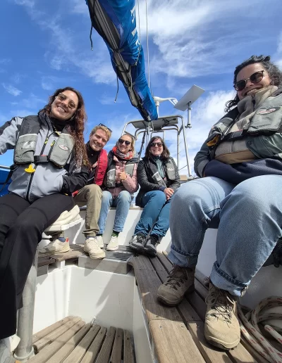 Descubrí la magia del Canal Beagle en Ushuaia, Tierra del Fuego, a bordo del Velero Ksar, el velero más cómodo y versátil de la región. Ofrecemos expediciones personalizadas de navegación en velero con salida desde la Bahía de Ushuaia, ideales para aventureros, fotógrafos, científicos, deportistas y amantes de la naturaleza. Nuestros servicios incluyen travesías de un día completo, experiencias con noche a bordo, travesías de 3 días hasta Puerto Almanza por el Paso Guaraní, y travesías largas de 7, 10 o 15 días. También realizamos expediciones científicas, clínicas de vela en navegación, buceo, kayak, paddle, trekking, esquí y mucho más. Visitá destinos icónicos como Isla de los Lobos, Faro Les Éclaireurs, Islas Bridges, Isla Redonda, Paso Guaraní, Península Mitre, Isla de los Estados, Fiordos y Glaciares y Cabo de Hornos. Una de nuestras excursiones estrella es la navegación Full Day por el Canal Beagle, una jornada completa de exploración náutica entre islas remotas, canales y fauna marina: lobos marinos, aves australes, pingüinos (en temporada) y vistas panorámicas del fin del mundo. Ideal para quienes buscan una experiencia completa sin pernocte. La experiencia con una noche a bordo es perfecta para quienes desean vivir una aventura íntima, dormir fondeados frente a una isla solitaria y disfrutar de una cena cálida a bordo, bajo el cielo austral. Incluye navegación de medio día, fondeo en una bahía protegida y regreso al día siguiente. La travesía de 3 días y 2 noches por el Paso Guaraní hasta Puerto Almanza es una verdadera expedición en la que se recorren islas remotas, se avista fauna marina, se fondea en parajes solitarios y se disfruta de caminatas en tierra firme. Una inmersión total en la naturaleza fueguina, con confort y seguridad a bordo. El Velero Ksar, modelo Joshua de 40 pies construido en acero naval, fue diseñado para la navegación antártica y cuenta con doble casco, aislación térmica, calefacción a estufa réflex por goteo y comodidades para 7 personas. Dispone de un camarote privado, salón con sofás convertibles, mesa de cartas con instrumental moderno (GPS, ecosonda), cocina completa con horno y vajilla, baño con ducha de agua caliente y una atmósfera acogedora gracias a su carpintería de madera. Además, somos el primer velero en Ushuaia con conexión satelital STARLINK ARGENTINA, garantizando internet de alta velocidad incluso en zonas remotas. Viví experiencias únicas como: navegación a vela con cupos limitados, avistaje de fauna marina, trekking en islas, cenas bajo las estrellas, amaneceres en el Beagle, clínicas de vela, y logística para deportes y ciencia. Organizamos expediciones en cooperación con deportistas extremos, exploradores y proyectos científicos. También ofrecemos opciones combinadas con traslados terrestres para recorrer la Ruta 3, la Ruta de los Lagos y otros puntos icónicos de Tierra del Fuego. Ya sea que quieras una navegación corta, una expedición prolongada, una travesía técnica o simplemente relajarte y reconectar con la naturaleza austral, el Velero Ksar es tu puerta de entrada a una de las últimas fronteras salvajes del planeta. Con más de 30 años de experiencia en la zona, nuestros capitanes garantizan seguridad, profesionalismo y una aventura que marcará tu vida. ¡Zarpá con nosotros desde el Fin del Mundo y descubrí la esencia de navegar en el sur más profundo de la Patagonia Argentina con el Velero Ksar!