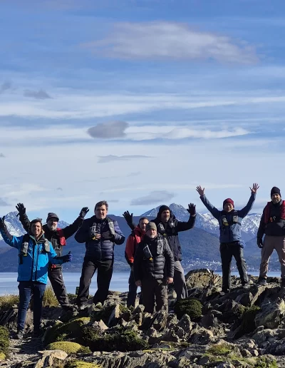 Descubrí la magia del Canal Beagle en Ushuaia, Tierra del Fuego, a bordo del Velero Ksar, el velero más cómodo y versátil de la región. Ofrecemos expediciones personalizadas de navegación en velero con salida desde la Bahía de Ushuaia, ideales para aventureros, fotógrafos, científicos, deportistas y amantes de la naturaleza. Nuestros servicios incluyen travesías de un día completo, experiencias con noche a bordo, travesías de 3 días hasta Puerto Almanza por el Paso Guaraní, y travesías largas de 7, 10 o 15 días. También realizamos expediciones científicas, clínicas de vela en navegación, buceo, kayak, paddle, trekking, esquí y mucho más. Visitá destinos icónicos como Isla de los Lobos, Faro Les Éclaireurs, Islas Bridges, Isla Redonda, Paso Guaraní, Península Mitre, Isla de los Estados, Fiordos y Glaciares y Cabo de Hornos. Una de nuestras excursiones estrella es la navegación Full Day por el Canal Beagle, una jornada completa de exploración náutica entre islas remotas, canales y fauna marina: lobos marinos, aves australes, pingüinos (en temporada) y vistas panorámicas del fin del mundo. Ideal para quienes buscan una experiencia completa sin pernocte. La experiencia con una noche a bordo es perfecta para quienes desean vivir una aventura íntima, dormir fondeados frente a una isla solitaria y disfrutar de una cena cálida a bordo, bajo el cielo austral. Incluye navegación de medio día, fondeo en una bahía protegida y regreso al día siguiente. La travesía de 3 días y 2 noches por el Paso Guaraní hasta Puerto Almanza es una verdadera expedición en la que se recorren islas remotas, se avista fauna marina, se fondea en parajes solitarios y se disfruta de caminatas en tierra firme. Una inmersión total en la naturaleza fueguina, con confort y seguridad a bordo. El Velero Ksar, modelo Joshua de 40 pies construido en acero naval, fue diseñado para la navegación antártica y cuenta con doble casco, aislación térmica, calefacción a estufa réflex por goteo y comodidades para 7 personas. Dispone de un camarote privado, salón con sofás convertibles, mesa de cartas con instrumental moderno (GPS, ecosonda), cocina completa con horno y vajilla, baño con ducha de agua caliente y una atmósfera acogedora gracias a su carpintería de madera. Además, somos el primer velero en Ushuaia con conexión satelital STARLINK ARGENTINA, garantizando internet de alta velocidad incluso en zonas remotas. Viví experiencias únicas como: navegación a vela con cupos limitados, avistaje de fauna marina, trekking en islas, cenas bajo las estrellas, amaneceres en el Beagle, clínicas de vela, y logística para deportes y ciencia. Organizamos expediciones en cooperación con deportistas extremos, exploradores y proyectos científicos. También ofrecemos opciones combinadas con traslados terrestres para recorrer la Ruta 3, la Ruta de los Lagos y otros puntos icónicos de Tierra del Fuego. Ya sea que quieras una navegación corta, una expedición prolongada, una travesía técnica o simplemente relajarte y reconectar con la naturaleza austral, el Velero Ksar es tu puerta de entrada a una de las últimas fronteras salvajes del planeta. Con más de 30 años de experiencia en la zona, nuestros capitanes garantizan seguridad, profesionalismo y una aventura que marcará tu vida. ¡Zarpá con nosotros desde el Fin del Mundo y descubrí la esencia de navegar en el sur más profundo de la Patagonia Argentina con el Velero Ksar!