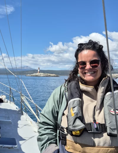 Descubrí la magia del Canal Beagle en Ushuaia, Tierra del Fuego, a bordo del Velero Ksar, el velero más cómodo y versátil de la región. Ofrecemos expediciones personalizadas de navegación en velero con salida desde la Bahía de Ushuaia, ideales para aventureros, fotógrafos, científicos, deportistas y amantes de la naturaleza. Nuestros servicios incluyen travesías de un día completo, experiencias con noche a bordo, travesías de 3 días hasta Puerto Almanza por el Paso Guaraní, y travesías largas de 7, 10 o 15 días. También realizamos expediciones científicas, clínicas de vela en navegación, buceo, kayak, paddle, trekking, esquí y mucho más. Visitá destinos icónicos como Isla de los Lobos, Faro Les Éclaireurs, Islas Bridges, Isla Redonda, Paso Guaraní, Península Mitre, Isla de los Estados, Fiordos y Glaciares y Cabo de Hornos. Una de nuestras excursiones estrella es la navegación Full Day por el Canal Beagle, una jornada completa de exploración náutica entre islas remotas, canales y fauna marina: lobos marinos, aves australes, pingüinos (en temporada) y vistas panorámicas del fin del mundo. Ideal para quienes buscan una experiencia completa sin pernocte. La experiencia con una noche a bordo es perfecta para quienes desean vivir una aventura íntima, dormir fondeados frente a una isla solitaria y disfrutar de una cena cálida a bordo, bajo el cielo austral. Incluye navegación de medio día, fondeo en una bahía protegida y regreso al día siguiente. La travesía de 3 días y 2 noches por el Paso Guaraní hasta Puerto Almanza es una verdadera expedición en la que se recorren islas remotas, se avista fauna marina, se fondea en parajes solitarios y se disfruta de caminatas en tierra firme. Una inmersión total en la naturaleza fueguina, con confort y seguridad a bordo. El Velero Ksar, modelo Joshua de 40 pies construido en acero naval, fue diseñado para la navegación antártica y cuenta con doble casco, aislación térmica, calefacción a estufa réflex por goteo y comodidades para 7 personas. Dispone de un camarote privado, salón con sofás convertibles, mesa de cartas con instrumental moderno (GPS, ecosonda), cocina completa con horno y vajilla, baño con ducha de agua caliente y una atmósfera acogedora gracias a su carpintería de madera. Además, somos el primer velero en Ushuaia con conexión satelital STARLINK ARGENTINA, garantizando internet de alta velocidad incluso en zonas remotas. Viví experiencias únicas como: navegación a vela con cupos limitados, avistaje de fauna marina, trekking en islas, cenas bajo las estrellas, amaneceres en el Beagle, clínicas de vela, y logística para deportes y ciencia. Organizamos expediciones en cooperación con deportistas extremos, exploradores y proyectos científicos. También ofrecemos opciones combinadas con traslados terrestres para recorrer la Ruta 3, la Ruta de los Lagos y otros puntos icónicos de Tierra del Fuego. Ya sea que quieras una navegación corta, una expedición prolongada, una travesía técnica o simplemente relajarte y reconectar con la naturaleza austral, el Velero Ksar es tu puerta de entrada a una de las últimas fronteras salvajes del planeta. Con más de 30 años de experiencia en la zona, nuestros capitanes garantizan seguridad, profesionalismo y una aventura que marcará tu vida. ¡Zarpá con nosotros desde el Fin del Mundo y descubrí la esencia de navegar en el sur más profundo de la Patagonia Argentina con el Velero Ksar!