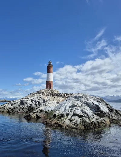 Descubrí la magia del Canal Beagle en Ushuaia, Tierra del Fuego, a bordo del Velero Ksar, el velero más cómodo y versátil de la región. Ofrecemos expediciones personalizadas de navegación en velero con salida desde la Bahía de Ushuaia, ideales para aventureros, fotógrafos, científicos, deportistas y amantes de la naturaleza. Nuestros servicios incluyen travesías de un día completo, experiencias con noche a bordo, travesías de 3 días hasta Puerto Almanza por el Paso Guaraní, y travesías largas de 7, 10 o 15 días. También realizamos expediciones científicas, clínicas de vela en navegación, buceo, kayak, paddle, trekking, esquí y mucho más. Visitá destinos icónicos como Isla de los Lobos, Faro Les Éclaireurs, Islas Bridges, Isla Redonda, Paso Guaraní, Península Mitre, Isla de los Estados, Fiordos y Glaciares y Cabo de Hornos. Una de nuestras excursiones estrella es la navegación Full Day por el Canal Beagle, una jornada completa de exploración náutica entre islas remotas, canales y fauna marina: lobos marinos, aves australes, pingüinos (en temporada) y vistas panorámicas del fin del mundo. Ideal para quienes buscan una experiencia completa sin pernocte. La experiencia con una noche a bordo es perfecta para quienes desean vivir una aventura íntima, dormir fondeados frente a una isla solitaria y disfrutar de una cena cálida a bordo, bajo el cielo austral. Incluye navegación de medio día, fondeo en una bahía protegida y regreso al día siguiente. La travesía de 3 días y 2 noches por el Paso Guaraní hasta Puerto Almanza es una verdadera expedición en la que se recorren islas remotas, se avista fauna marina, se fondea en parajes solitarios y se disfruta de caminatas en tierra firme. Una inmersión total en la naturaleza fueguina, con confort y seguridad a bordo. El Velero Ksar, modelo Joshua de 40 pies construido en acero naval, fue diseñado para la navegación antártica y cuenta con doble casco, aislación térmica, calefacción a estufa réflex por goteo y comodidades para 7 personas. Dispone de un camarote privado, salón con sofás convertibles, mesa de cartas con instrumental moderno (GPS, ecosonda), cocina completa con horno y vajilla, baño con ducha de agua caliente y una atmósfera acogedora gracias a su carpintería de madera. Además, somos el primer velero en Ushuaia con conexión satelital STARLINK ARGENTINA, garantizando internet de alta velocidad incluso en zonas remotas. Viví experiencias únicas como: navegación a vela con cupos limitados, avistaje de fauna marina, trekking en islas, cenas bajo las estrellas, amaneceres en el Beagle, clínicas de vela, y logística para deportes y ciencia. Organizamos expediciones en cooperación con deportistas extremos, exploradores y proyectos científicos. También ofrecemos opciones combinadas con traslados terrestres para recorrer la Ruta 3, la Ruta de los Lagos y otros puntos icónicos de Tierra del Fuego. Ya sea que quieras una navegación corta, una expedición prolongada, una travesía técnica o simplemente relajarte y reconectar con la naturaleza austral, el Velero Ksar es tu puerta de entrada a una de las últimas fronteras salvajes del planeta. Con más de 30 años de experiencia en la zona, nuestros capitanes garantizan seguridad, profesionalismo y una aventura que marcará tu vida. ¡Zarpá con nosotros desde el Fin del Mundo y descubrí la esencia de navegar en el sur más profundo de la Patagonia Argentina con el Velero Ksar!