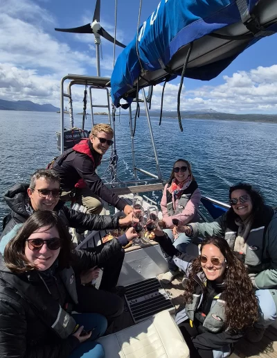 Descubrí la magia del Canal Beagle en Ushuaia, Tierra del Fuego, a bordo del Velero Ksar, el velero más cómodo y versátil de la región. Ofrecemos expediciones personalizadas de navegación en velero con salida desde la Bahía de Ushuaia, ideales para aventureros, fotógrafos, científicos, deportistas y amantes de la naturaleza. Nuestros servicios incluyen travesías de un día completo, experiencias con noche a bordo, travesías de 3 días hasta Puerto Almanza por el Paso Guaraní, y travesías largas de 7, 10 o 15 días. También realizamos expediciones científicas, clínicas de vela en navegación, buceo, kayak, paddle, trekking, esquí y mucho más. Visitá destinos icónicos como Isla de los Lobos, Faro Les Éclaireurs, Islas Bridges, Isla Redonda, Paso Guaraní, Península Mitre, Isla de los Estados, Fiordos y Glaciares y Cabo de Hornos. Una de nuestras excursiones estrella es la navegación Full Day por el Canal Beagle, una jornada completa de exploración náutica entre islas remotas, canales y fauna marina: lobos marinos, aves australes, pingüinos (en temporada) y vistas panorámicas del fin del mundo. Ideal para quienes buscan una experiencia completa sin pernocte. La experiencia con una noche a bordo es perfecta para quienes desean vivir una aventura íntima, dormir fondeados frente a una isla solitaria y disfrutar de una cena cálida a bordo, bajo el cielo austral. Incluye navegación de medio día, fondeo en una bahía protegida y regreso al día siguiente. La travesía de 3 días y 2 noches por el Paso Guaraní hasta Puerto Almanza es una verdadera expedición en la que se recorren islas remotas, se avista fauna marina, se fondea en parajes solitarios y se disfruta de caminatas en tierra firme. Una inmersión total en la naturaleza fueguina, con confort y seguridad a bordo. El Velero Ksar, modelo Joshua de 40 pies construido en acero naval, fue diseñado para la navegación antártica y cuenta con doble casco, aislación térmica, calefacción a estufa réflex por goteo y comodidades para 7 personas. Dispone de un camarote privado, salón con sofás convertibles, mesa de cartas con instrumental moderno (GPS, ecosonda), cocina completa con horno y vajilla, baño con ducha de agua caliente y una atmósfera acogedora gracias a su carpintería de madera. Además, somos el primer velero en Ushuaia con conexión satelital STARLINK ARGENTINA, garantizando internet de alta velocidad incluso en zonas remotas. Viví experiencias únicas como: navegación a vela con cupos limitados, avistaje de fauna marina, trekking en islas, cenas bajo las estrellas, amaneceres en el Beagle, clínicas de vela, y logística para deportes y ciencia. Organizamos expediciones en cooperación con deportistas extremos, exploradores y proyectos científicos. También ofrecemos opciones combinadas con traslados terrestres para recorrer la Ruta 3, la Ruta de los Lagos y otros puntos icónicos de Tierra del Fuego. Ya sea que quieras una navegación corta, una expedición prolongada, una travesía técnica o simplemente relajarte y reconectar con la naturaleza austral, el Velero Ksar es tu puerta de entrada a una de las últimas fronteras salvajes del planeta. Con más de 30 años de experiencia en la zona, nuestros capitanes garantizan seguridad, profesionalismo y una aventura que marcará tu vida. ¡Zarpá con nosotros desde el Fin del Mundo y descubrí la esencia de navegar en el sur más profundo de la Patagonia Argentina con el Velero Ksar!