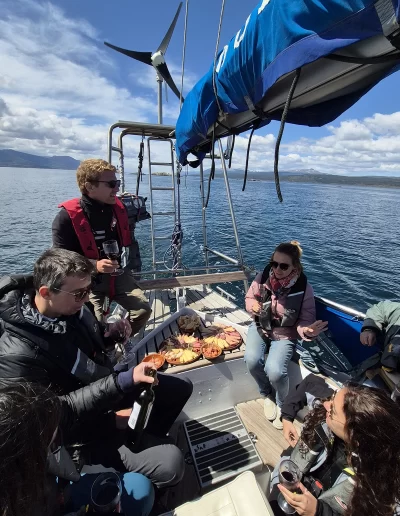 Descubrí la magia del Canal Beagle en Ushuaia, Tierra del Fuego, a bordo del Velero Ksar, el velero más cómodo y versátil de la región. Ofrecemos expediciones personalizadas de navegación en velero con salida desde la Bahía de Ushuaia, ideales para aventureros, fotógrafos, científicos, deportistas y amantes de la naturaleza. Nuestros servicios incluyen travesías de un día completo, experiencias con noche a bordo, travesías de 3 días hasta Puerto Almanza por el Paso Guaraní, y travesías largas de 7, 10 o 15 días. También realizamos expediciones científicas, clínicas de vela en navegación, buceo, kayak, paddle, trekking, esquí y mucho más. Visitá destinos icónicos como Isla de los Lobos, Faro Les Éclaireurs, Islas Bridges, Isla Redonda, Paso Guaraní, Península Mitre, Isla de los Estados, Fiordos y Glaciares y Cabo de Hornos. Una de nuestras excursiones estrella es la navegación Full Day por el Canal Beagle, una jornada completa de exploración náutica entre islas remotas, canales y fauna marina: lobos marinos, aves australes, pingüinos (en temporada) y vistas panorámicas del fin del mundo. Ideal para quienes buscan una experiencia completa sin pernocte. La experiencia con una noche a bordo es perfecta para quienes desean vivir una aventura íntima, dormir fondeados frente a una isla solitaria y disfrutar de una cena cálida a bordo, bajo el cielo austral. Incluye navegación de medio día, fondeo en una bahía protegida y regreso al día siguiente. La travesía de 3 días y 2 noches por el Paso Guaraní hasta Puerto Almanza es una verdadera expedición en la que se recorren islas remotas, se avista fauna marina, se fondea en parajes solitarios y se disfruta de caminatas en tierra firme. Una inmersión total en la naturaleza fueguina, con confort y seguridad a bordo. El Velero Ksar, modelo Joshua de 40 pies construido en acero naval, fue diseñado para la navegación antártica y cuenta con doble casco, aislación térmica, calefacción a estufa réflex por goteo y comodidades para 7 personas. Dispone de un camarote privado, salón con sofás convertibles, mesa de cartas con instrumental moderno (GPS, ecosonda), cocina completa con horno y vajilla, baño con ducha de agua caliente y una atmósfera acogedora gracias a su carpintería de madera. Además, somos el primer velero en Ushuaia con conexión satelital STARLINK ARGENTINA, garantizando internet de alta velocidad incluso en zonas remotas. Viví experiencias únicas como: navegación a vela con cupos limitados, avistaje de fauna marina, trekking en islas, cenas bajo las estrellas, amaneceres en el Beagle, clínicas de vela, y logística para deportes y ciencia. Organizamos expediciones en cooperación con deportistas extremos, exploradores y proyectos científicos. También ofrecemos opciones combinadas con traslados terrestres para recorrer la Ruta 3, la Ruta de los Lagos y otros puntos icónicos de Tierra del Fuego. Ya sea que quieras una navegación corta, una expedición prolongada, una travesía técnica o simplemente relajarte y reconectar con la naturaleza austral, el Velero Ksar es tu puerta de entrada a una de las últimas fronteras salvajes del planeta. Con más de 30 años de experiencia en la zona, nuestros capitanes garantizan seguridad, profesionalismo y una aventura que marcará tu vida. ¡Zarpá con nosotros desde el Fin del Mundo y descubrí la esencia de navegar en el sur más profundo de la Patagonia Argentina con el Velero Ksar!