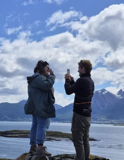 Descubrí la magia del Canal Beagle en Ushuaia, Tierra del Fuego, a bordo del Velero Ksar, el velero más cómodo y versátil de la región. Ofrecemos expediciones personalizadas de navegación en velero con salida desde la Bahía de Ushuaia, ideales para aventureros, fotógrafos, científicos, deportistas y amantes de la naturaleza. Nuestros servicios incluyen travesías de un día completo, experiencias con noche a bordo, travesías de 3 días hasta Puerto Almanza por el Paso Guaraní, y travesías largas de 7, 10 o 15 días. También realizamos expediciones científicas, clínicas de vela en navegación, buceo, kayak, paddle, trekking, esquí y mucho más. Visitá destinos icónicos como Isla de los Lobos, Faro Les Éclaireurs, Islas Bridges, Isla Redonda, Paso Guaraní, Península Mitre, Isla de los Estados, Fiordos y Glaciares y Cabo de Hornos. Una de nuestras excursiones estrella es la navegación Full Day por el Canal Beagle, una jornada completa de exploración náutica entre islas remotas, canales y fauna marina: lobos marinos, aves australes, pingüinos (en temporada) y vistas panorámicas del fin del mundo. Ideal para quienes buscan una experiencia completa sin pernocte. La experiencia con una noche a bordo es perfecta para quienes desean vivir una aventura íntima, dormir fondeados frente a una isla solitaria y disfrutar de una cena cálida a bordo, bajo el cielo austral. Incluye navegación de medio día, fondeo en una bahía protegida y regreso al día siguiente. La travesía de 3 días y 2 noches por el Paso Guaraní hasta Puerto Almanza es una verdadera expedición en la que se recorren islas remotas, se avista fauna marina, se fondea en parajes solitarios y se disfruta de caminatas en tierra firme. Una inmersión total en la naturaleza fueguina, con confort y seguridad a bordo. El Velero Ksar, modelo Joshua de 40 pies construido en acero naval, fue diseñado para la navegación antártica y cuenta con doble casco, aislación térmica, calefacción a estufa réflex por goteo y comodidades para 7 personas. Dispone de un camarote privado, salón con sofás convertibles, mesa de cartas con instrumental moderno (GPS, ecosonda), cocina completa con horno y vajilla, baño con ducha de agua caliente y una atmósfera acogedora gracias a su carpintería de madera. Además, somos el primer velero en Ushuaia con conexión satelital STARLINK ARGENTINA, garantizando internet de alta velocidad incluso en zonas remotas. Viví experiencias únicas como: navegación a vela con cupos limitados, avistaje de fauna marina, trekking en islas, cenas bajo las estrellas, amaneceres en el Beagle, clínicas de vela, y logística para deportes y ciencia. Organizamos expediciones en cooperación con deportistas extremos, exploradores y proyectos científicos. También ofrecemos opciones combinadas con traslados terrestres para recorrer la Ruta 3, la Ruta de los Lagos y otros puntos icónicos de Tierra del Fuego. Ya sea que quieras una navegación corta, una expedición prolongada, una travesía técnica o simplemente relajarte y reconectar con la naturaleza austral, el Velero Ksar es tu puerta de entrada a una de las últimas fronteras salvajes del planeta. Con más de 30 años de experiencia en la zona, nuestros capitanes garantizan seguridad, profesionalismo y una aventura que marcará tu vida. ¡Zarpá con nosotros desde el Fin del Mundo y descubrí la esencia de navegar en el sur más profundo de la Patagonia Argentina con el Velero Ksar!