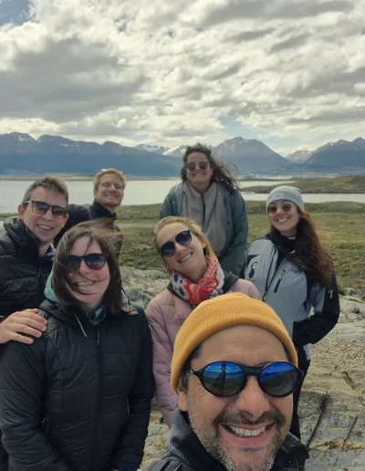 Descubrí la magia del Canal Beagle en Ushuaia, Tierra del Fuego, a bordo del Velero Ksar, el velero más cómodo y versátil de la región. Ofrecemos expediciones personalizadas de navegación en velero con salida desde la Bahía de Ushuaia, ideales para aventureros, fotógrafos, científicos, deportistas y amantes de la naturaleza. Nuestros servicios incluyen travesías de un día completo, experiencias con noche a bordo, travesías de 3 días hasta Puerto Almanza por el Paso Guaraní, y travesías largas de 7, 10 o 15 días. También realizamos expediciones científicas, clínicas de vela en navegación, buceo, kayak, paddle, trekking, esquí y mucho más. Visitá destinos icónicos como Isla de los Lobos, Faro Les Éclaireurs, Islas Bridges, Isla Redonda, Paso Guaraní, Península Mitre, Isla de los Estados, Fiordos y Glaciares y Cabo de Hornos. Una de nuestras excursiones estrella es la navegación Full Day por el Canal Beagle, una jornada completa de exploración náutica entre islas remotas, canales y fauna marina: lobos marinos, aves australes, pingüinos (en temporada) y vistas panorámicas del fin del mundo. Ideal para quienes buscan una experiencia completa sin pernocte. La experiencia con una noche a bordo es perfecta para quienes desean vivir una aventura íntima, dormir fondeados frente a una isla solitaria y disfrutar de una cena cálida a bordo, bajo el cielo austral. Incluye navegación de medio día, fondeo en una bahía protegida y regreso al día siguiente. La travesía de 3 días y 2 noches por el Paso Guaraní hasta Puerto Almanza es una verdadera expedición en la que se recorren islas remotas, se avista fauna marina, se fondea en parajes solitarios y se disfruta de caminatas en tierra firme. Una inmersión total en la naturaleza fueguina, con confort y seguridad a bordo. El Velero Ksar, modelo Joshua de 40 pies construido en acero naval, fue diseñado para la navegación antártica y cuenta con doble casco, aislación térmica, calefacción a estufa réflex por goteo y comodidades para 7 personas. Dispone de un camarote privado, salón con sofás convertibles, mesa de cartas con instrumental moderno (GPS, ecosonda), cocina completa con horno y vajilla, baño con ducha de agua caliente y una atmósfera acogedora gracias a su carpintería de madera. Además, somos el primer velero en Ushuaia con conexión satelital STARLINK ARGENTINA, garantizando internet de alta velocidad incluso en zonas remotas. Viví experiencias únicas como: navegación a vela con cupos limitados, avistaje de fauna marina, trekking en islas, cenas bajo las estrellas, amaneceres en el Beagle, clínicas de vela, y logística para deportes y ciencia. Organizamos expediciones en cooperación con deportistas extremos, exploradores y proyectos científicos. También ofrecemos opciones combinadas con traslados terrestres para recorrer la Ruta 3, la Ruta de los Lagos y otros puntos icónicos de Tierra del Fuego. Ya sea que quieras una navegación corta, una expedición prolongada, una travesía técnica o simplemente relajarte y reconectar con la naturaleza austral, el Velero Ksar es tu puerta de entrada a una de las últimas fronteras salvajes del planeta. Con más de 30 años de experiencia en la zona, nuestros capitanes garantizan seguridad, profesionalismo y una aventura que marcará tu vida. ¡Zarpá con nosotros desde el Fin del Mundo y descubrí la esencia de navegar en el sur más profundo de la Patagonia Argentina con el Velero Ksar!