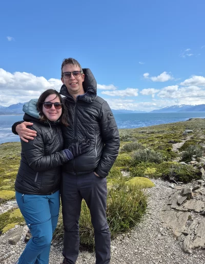 Descubrí la magia del Canal Beagle en Ushuaia, Tierra del Fuego, a bordo del Velero Ksar, el velero más cómodo y versátil de la región. Ofrecemos expediciones personalizadas de navegación en velero con salida desde la Bahía de Ushuaia, ideales para aventureros, fotógrafos, científicos, deportistas y amantes de la naturaleza. Nuestros servicios incluyen travesías de un día completo, experiencias con noche a bordo, travesías de 3 días hasta Puerto Almanza por el Paso Guaraní, y travesías largas de 7, 10 o 15 días. También realizamos expediciones científicas, clínicas de vela en navegación, buceo, kayak, paddle, trekking, esquí y mucho más. Visitá destinos icónicos como Isla de los Lobos, Faro Les Éclaireurs, Islas Bridges, Isla Redonda, Paso Guaraní, Península Mitre, Isla de los Estados, Fiordos y Glaciares y Cabo de Hornos. Una de nuestras excursiones estrella es la navegación Full Day por el Canal Beagle, una jornada completa de exploración náutica entre islas remotas, canales y fauna marina: lobos marinos, aves australes, pingüinos (en temporada) y vistas panorámicas del fin del mundo. Ideal para quienes buscan una experiencia completa sin pernocte. La experiencia con una noche a bordo es perfecta para quienes desean vivir una aventura íntima, dormir fondeados frente a una isla solitaria y disfrutar de una cena cálida a bordo, bajo el cielo austral. Incluye navegación de medio día, fondeo en una bahía protegida y regreso al día siguiente. La travesía de 3 días y 2 noches por el Paso Guaraní hasta Puerto Almanza es una verdadera expedición en la que se recorren islas remotas, se avista fauna marina, se fondea en parajes solitarios y se disfruta de caminatas en tierra firme. Una inmersión total en la naturaleza fueguina, con confort y seguridad a bordo. El Velero Ksar, modelo Joshua de 40 pies construido en acero naval, fue diseñado para la navegación antártica y cuenta con doble casco, aislación térmica, calefacción a estufa réflex por goteo y comodidades para 7 personas. Dispone de un camarote privado, salón con sofás convertibles, mesa de cartas con instrumental moderno (GPS, ecosonda), cocina completa con horno y vajilla, baño con ducha de agua caliente y una atmósfera acogedora gracias a su carpintería de madera. Además, somos el primer velero en Ushuaia con conexión satelital STARLINK ARGENTINA, garantizando internet de alta velocidad incluso en zonas remotas. Viví experiencias únicas como: navegación a vela con cupos limitados, avistaje de fauna marina, trekking en islas, cenas bajo las estrellas, amaneceres en el Beagle, clínicas de vela, y logística para deportes y ciencia. Organizamos expediciones en cooperación con deportistas extremos, exploradores y proyectos científicos. También ofrecemos opciones combinadas con traslados terrestres para recorrer la Ruta 3, la Ruta de los Lagos y otros puntos icónicos de Tierra del Fuego. Ya sea que quieras una navegación corta, una expedición prolongada, una travesía técnica o simplemente relajarte y reconectar con la naturaleza austral, el Velero Ksar es tu puerta de entrada a una de las últimas fronteras salvajes del planeta. Con más de 30 años de experiencia en la zona, nuestros capitanes garantizan seguridad, profesionalismo y una aventura que marcará tu vida. ¡Zarpá con nosotros desde el Fin del Mundo y descubrí la esencia de navegar en el sur más profundo de la Patagonia Argentina con el Velero Ksar!