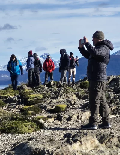 Descubrí la magia del Canal Beagle en Ushuaia, Tierra del Fuego, a bordo del Velero Ksar, el velero más cómodo y versátil de la región. Ofrecemos expediciones personalizadas de navegación en velero con salida desde la Bahía de Ushuaia, ideales para aventureros, fotógrafos, científicos, deportistas y amantes de la naturaleza. Nuestros servicios incluyen travesías de un día completo, experiencias con noche a bordo, travesías de 3 días hasta Puerto Almanza por el Paso Guaraní, y travesías largas de 7, 10 o 15 días. También realizamos expediciones científicas, clínicas de vela en navegación, buceo, kayak, paddle, trekking, esquí y mucho más. Visitá destinos icónicos como Isla de los Lobos, Faro Les Éclaireurs, Islas Bridges, Isla Redonda, Paso Guaraní, Península Mitre, Isla de los Estados, Fiordos y Glaciares y Cabo de Hornos. Una de nuestras excursiones estrella es la navegación Full Day por el Canal Beagle, una jornada completa de exploración náutica entre islas remotas, canales y fauna marina: lobos marinos, aves australes, pingüinos (en temporada) y vistas panorámicas del fin del mundo. Ideal para quienes buscan una experiencia completa sin pernocte. La experiencia con una noche a bordo es perfecta para quienes desean vivir una aventura íntima, dormir fondeados frente a una isla solitaria y disfrutar de una cena cálida a bordo, bajo el cielo austral. Incluye navegación de medio día, fondeo en una bahía protegida y regreso al día siguiente. La travesía de 3 días y 2 noches por el Paso Guaraní hasta Puerto Almanza es una verdadera expedición en la que se recorren islas remotas, se avista fauna marina, se fondea en parajes solitarios y se disfruta de caminatas en tierra firme. Una inmersión total en la naturaleza fueguina, con confort y seguridad a bordo. El Velero Ksar, modelo Joshua de 40 pies construido en acero naval, fue diseñado para la navegación antártica y cuenta con doble casco, aislación térmica, calefacción a estufa réflex por goteo y comodidades para 7 personas. Dispone de un camarote privado, salón con sofás convertibles, mesa de cartas con instrumental moderno (GPS, ecosonda), cocina completa con horno y vajilla, baño con ducha de agua caliente y una atmósfera acogedora gracias a su carpintería de madera. Además, somos el primer velero en Ushuaia con conexión satelital STARLINK ARGENTINA, garantizando internet de alta velocidad incluso en zonas remotas. Viví experiencias únicas como: navegación a vela con cupos limitados, avistaje de fauna marina, trekking en islas, cenas bajo las estrellas, amaneceres en el Beagle, clínicas de vela, y logística para deportes y ciencia. Organizamos expediciones en cooperación con deportistas extremos, exploradores y proyectos científicos. También ofrecemos opciones combinadas con traslados terrestres para recorrer la Ruta 3, la Ruta de los Lagos y otros puntos icónicos de Tierra del Fuego. Ya sea que quieras una navegación corta, una expedición prolongada, una travesía técnica o simplemente relajarte y reconectar con la naturaleza austral, el Velero Ksar es tu puerta de entrada a una de las últimas fronteras salvajes del planeta. Con más de 30 años de experiencia en la zona, nuestros capitanes garantizan seguridad, profesionalismo y una aventura que marcará tu vida. ¡Zarpá con nosotros desde el Fin del Mundo y descubrí la esencia de navegar en el sur más profundo de la Patagonia Argentina con el Velero Ksar!