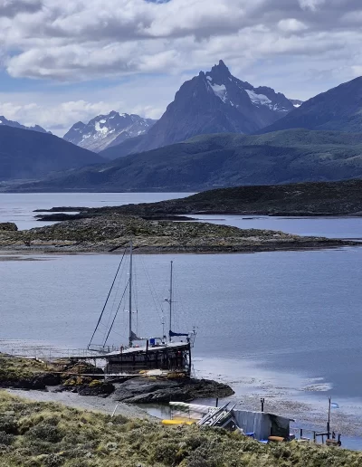Descubrí la magia del Canal Beagle en Ushuaia, Tierra del Fuego, a bordo del Velero Ksar, el velero más cómodo y versátil de la región. Ofrecemos expediciones personalizadas de navegación en velero con salida desde la Bahía de Ushuaia, ideales para aventureros, fotógrafos, científicos, deportistas y amantes de la naturaleza. Nuestros servicios incluyen travesías de un día completo, experiencias con noche a bordo, travesías de 3 días hasta Puerto Almanza por el Paso Guaraní, y travesías largas de 7, 10 o 15 días. También realizamos expediciones científicas, clínicas de vela en navegación, buceo, kayak, paddle, trekking, esquí y mucho más. Visitá destinos icónicos como Isla de los Lobos, Faro Les Éclaireurs, Islas Bridges, Isla Redonda, Paso Guaraní, Península Mitre, Isla de los Estados, Fiordos y Glaciares y Cabo de Hornos. Una de nuestras excursiones estrella es la navegación Full Day por el Canal Beagle, una jornada completa de exploración náutica entre islas remotas, canales y fauna marina: lobos marinos, aves australes, pingüinos (en temporada) y vistas panorámicas del fin del mundo. Ideal para quienes buscan una experiencia completa sin pernocte. La experiencia con una noche a bordo es perfecta para quienes desean vivir una aventura íntima, dormir fondeados frente a una isla solitaria y disfrutar de una cena cálida a bordo, bajo el cielo austral. Incluye navegación de medio día, fondeo en una bahía protegida y regreso al día siguiente. La travesía de 3 días y 2 noches por el Paso Guaraní hasta Puerto Almanza es una verdadera expedición en la que se recorren islas remotas, se avista fauna marina, se fondea en parajes solitarios y se disfruta de caminatas en tierra firme. Una inmersión total en la naturaleza fueguina, con confort y seguridad a bordo. El Velero Ksar, modelo Joshua de 40 pies construido en acero naval, fue diseñado para la navegación antártica y cuenta con doble casco, aislación térmica, calefacción a estufa réflex por goteo y comodidades para 7 personas. Dispone de un camarote privado, salón con sofás convertibles, mesa de cartas con instrumental moderno (GPS, ecosonda), cocina completa con horno y vajilla, baño con ducha de agua caliente y una atmósfera acogedora gracias a su carpintería de madera. Además, somos el primer velero en Ushuaia con conexión satelital STARLINK ARGENTINA, garantizando internet de alta velocidad incluso en zonas remotas. Viví experiencias únicas como: navegación a vela con cupos limitados, avistaje de fauna marina, trekking en islas, cenas bajo las estrellas, amaneceres en el Beagle, clínicas de vela, y logística para deportes y ciencia. Organizamos expediciones en cooperación con deportistas extremos, exploradores y proyectos científicos. También ofrecemos opciones combinadas con traslados terrestres para recorrer la Ruta 3, la Ruta de los Lagos y otros puntos icónicos de Tierra del Fuego. Ya sea que quieras una navegación corta, una expedición prolongada, una travesía técnica o simplemente relajarte y reconectar con la naturaleza austral, el Velero Ksar es tu puerta de entrada a una de las últimas fronteras salvajes del planeta. Con más de 30 años de experiencia en la zona, nuestros capitanes garantizan seguridad, profesionalismo y una aventura que marcará tu vida. ¡Zarpá con nosotros desde el Fin del Mundo y descubrí la esencia de navegar en el sur más profundo de la Patagonia Argentina con el Velero Ksar!