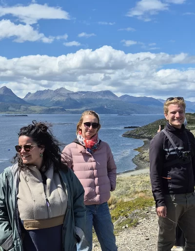 Descubrí la magia del Canal Beagle en Ushuaia, Tierra del Fuego, a bordo del Velero Ksar, el velero más cómodo y versátil de la región. Ofrecemos expediciones personalizadas de navegación en velero con salida desde la Bahía de Ushuaia, ideales para aventureros, fotógrafos, científicos, deportistas y amantes de la naturaleza. Nuestros servicios incluyen travesías de un día completo, experiencias con noche a bordo, travesías de 3 días hasta Puerto Almanza por el Paso Guaraní, y travesías largas de 7, 10 o 15 días. También realizamos expediciones científicas, clínicas de vela en navegación, buceo, kayak, paddle, trekking, esquí y mucho más. Visitá destinos icónicos como Isla de los Lobos, Faro Les Éclaireurs, Islas Bridges, Isla Redonda, Paso Guaraní, Península Mitre, Isla de los Estados, Fiordos y Glaciares y Cabo de Hornos. Una de nuestras excursiones estrella es la navegación Full Day por el Canal Beagle, una jornada completa de exploración náutica entre islas remotas, canales y fauna marina: lobos marinos, aves australes, pingüinos (en temporada) y vistas panorámicas del fin del mundo. Ideal para quienes buscan una experiencia completa sin pernocte. La experiencia con una noche a bordo es perfecta para quienes desean vivir una aventura íntima, dormir fondeados frente a una isla solitaria y disfrutar de una cena cálida a bordo, bajo el cielo austral. Incluye navegación de medio día, fondeo en una bahía protegida y regreso al día siguiente. La travesía de 3 días y 2 noches por el Paso Guaraní hasta Puerto Almanza es una verdadera expedición en la que se recorren islas remotas, se avista fauna marina, se fondea en parajes solitarios y se disfruta de caminatas en tierra firme. Una inmersión total en la naturaleza fueguina, con confort y seguridad a bordo. El Velero Ksar, modelo Joshua de 40 pies construido en acero naval, fue diseñado para la navegación antártica y cuenta con doble casco, aislación térmica, calefacción a estufa réflex por goteo y comodidades para 7 personas. Dispone de un camarote privado, salón con sofás convertibles, mesa de cartas con instrumental moderno (GPS, ecosonda), cocina completa con horno y vajilla, baño con ducha de agua caliente y una atmósfera acogedora gracias a su carpintería de madera. Además, somos el primer velero en Ushuaia con conexión satelital STARLINK ARGENTINA, garantizando internet de alta velocidad incluso en zonas remotas. Viví experiencias únicas como: navegación a vela con cupos limitados, avistaje de fauna marina, trekking en islas, cenas bajo las estrellas, amaneceres en el Beagle, clínicas de vela, y logística para deportes y ciencia. Organizamos expediciones en cooperación con deportistas extremos, exploradores y proyectos científicos. También ofrecemos opciones combinadas con traslados terrestres para recorrer la Ruta 3, la Ruta de los Lagos y otros puntos icónicos de Tierra del Fuego. Ya sea que quieras una navegación corta, una expedición prolongada, una travesía técnica o simplemente relajarte y reconectar con la naturaleza austral, el Velero Ksar es tu puerta de entrada a una de las últimas fronteras salvajes del planeta. Con más de 30 años de experiencia en la zona, nuestros capitanes garantizan seguridad, profesionalismo y una aventura que marcará tu vida. ¡Zarpá con nosotros desde el Fin del Mundo y descubrí la esencia de navegar en el sur más profundo de la Patagonia Argentina con el Velero Ksar!