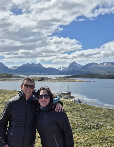 Descubrí la magia del Canal Beagle en Ushuaia, Tierra del Fuego, a bordo del Velero Ksar, el velero más cómodo y versátil de la región. Ofrecemos expediciones personalizadas de navegación en velero con salida desde la Bahía de Ushuaia, ideales para aventureros, fotógrafos, científicos, deportistas y amantes de la naturaleza. Nuestros servicios incluyen travesías de un día completo, experiencias con noche a bordo, travesías de 3 días hasta Puerto Almanza por el Paso Guaraní, y travesías largas de 7, 10 o 15 días. También realizamos expediciones científicas, clínicas de vela en navegación, buceo, kayak, paddle, trekking, esquí y mucho más. Visitá destinos icónicos como Isla de los Lobos, Faro Les Éclaireurs, Islas Bridges, Isla Redonda, Paso Guaraní, Península Mitre, Isla de los Estados, Fiordos y Glaciares y Cabo de Hornos. Una de nuestras excursiones estrella es la navegación Full Day por el Canal Beagle, una jornada completa de exploración náutica entre islas remotas, canales y fauna marina: lobos marinos, aves australes, pingüinos (en temporada) y vistas panorámicas del fin del mundo. Ideal para quienes buscan una experiencia completa sin pernocte. La experiencia con una noche a bordo es perfecta para quienes desean vivir una aventura íntima, dormir fondeados frente a una isla solitaria y disfrutar de una cena cálida a bordo, bajo el cielo austral. Incluye navegación de medio día, fondeo en una bahía protegida y regreso al día siguiente. La travesía de 3 días y 2 noches por el Paso Guaraní hasta Puerto Almanza es una verdadera expedición en la que se recorren islas remotas, se avista fauna marina, se fondea en parajes solitarios y se disfruta de caminatas en tierra firme. Una inmersión total en la naturaleza fueguina, con confort y seguridad a bordo. El Velero Ksar, modelo Joshua de 40 pies construido en acero naval, fue diseñado para la navegación antártica y cuenta con doble casco, aislación térmica, calefacción a estufa réflex por goteo y comodidades para 7 personas. Dispone de un camarote privado, salón con sofás convertibles, mesa de cartas con instrumental moderno (GPS, ecosonda), cocina completa con horno y vajilla, baño con ducha de agua caliente y una atmósfera acogedora gracias a su carpintería de madera. Además, somos el primer velero en Ushuaia con conexión satelital STARLINK ARGENTINA, garantizando internet de alta velocidad incluso en zonas remotas. Viví experiencias únicas como: navegación a vela con cupos limitados, avistaje de fauna marina, trekking en islas, cenas bajo las estrellas, amaneceres en el Beagle, clínicas de vela, y logística para deportes y ciencia. Organizamos expediciones en cooperación con deportistas extremos, exploradores y proyectos científicos. También ofrecemos opciones combinadas con traslados terrestres para recorrer la Ruta 3, la Ruta de los Lagos y otros puntos icónicos de Tierra del Fuego. Ya sea que quieras una navegación corta, una expedición prolongada, una travesía técnica o simplemente relajarte y reconectar con la naturaleza austral, el Velero Ksar es tu puerta de entrada a una de las últimas fronteras salvajes del planeta. Con más de 30 años de experiencia en la zona, nuestros capitanes garantizan seguridad, profesionalismo y una aventura que marcará tu vida. ¡Zarpá con nosotros desde el Fin del Mundo y descubrí la esencia de navegar en el sur más profundo de la Patagonia Argentina con el Velero Ksar!