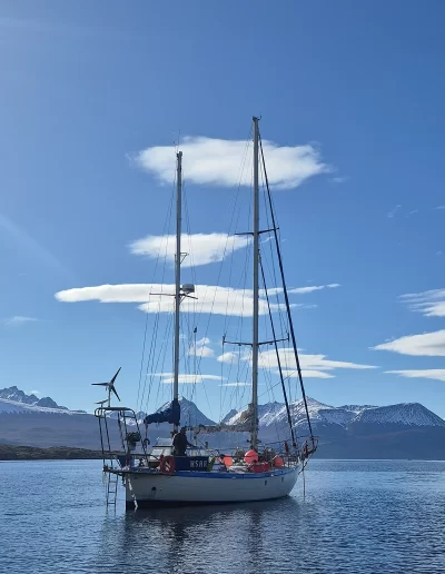 Descubrí la magia del Canal Beagle en Ushuaia, Tierra del Fuego, a bordo del Velero Ksar, el velero más cómodo y versátil de la región. Ofrecemos expediciones personalizadas de navegación en velero con salida desde la Bahía de Ushuaia, ideales para aventureros, fotógrafos, científicos, deportistas y amantes de la naturaleza. Nuestros servicios incluyen travesías de un día completo, experiencias con noche a bordo, travesías de 3 días hasta Puerto Almanza por el Paso Guaraní, y travesías largas de 7, 10 o 15 días. También realizamos expediciones científicas, clínicas de vela en navegación, buceo, kayak, paddle, trekking, esquí y mucho más. Visitá destinos icónicos como Isla de los Lobos, Faro Les Éclaireurs, Islas Bridges, Isla Redonda, Paso Guaraní, Península Mitre, Isla de los Estados, Fiordos y Glaciares y Cabo de Hornos. Una de nuestras excursiones estrella es la navegación Full Day por el Canal Beagle, una jornada completa de exploración náutica entre islas remotas, canales y fauna marina: lobos marinos, aves australes, pingüinos (en temporada) y vistas panorámicas del fin del mundo. Ideal para quienes buscan una experiencia completa sin pernocte. La experiencia con una noche a bordo es perfecta para quienes desean vivir una aventura íntima, dormir fondeados frente a una isla solitaria y disfrutar de una cena cálida a bordo, bajo el cielo austral. Incluye navegación de medio día, fondeo en una bahía protegida y regreso al día siguiente. La travesía de 3 días y 2 noches por el Paso Guaraní hasta Puerto Almanza es una verdadera expedición en la que se recorren islas remotas, se avista fauna marina, se fondea en parajes solitarios y se disfruta de caminatas en tierra firme. Una inmersión total en la naturaleza fueguina, con confort y seguridad a bordo. El Velero Ksar, modelo Joshua de 40 pies construido en acero naval, fue diseñado para la navegación antártica y cuenta con doble casco, aislación térmica, calefacción a estufa réflex por goteo y comodidades para 7 personas. Dispone de un camarote privado, salón con sofás convertibles, mesa de cartas con instrumental moderno (GPS, ecosonda), cocina completa con horno y vajilla, baño con ducha de agua caliente y una atmósfera acogedora gracias a su carpintería de madera. Además, somos el primer velero en Ushuaia con conexión satelital STARLINK ARGENTINA, garantizando internet de alta velocidad incluso en zonas remotas. Viví experiencias únicas como: navegación a vela con cupos limitados, avistaje de fauna marina, trekking en islas, cenas bajo las estrellas, amaneceres en el Beagle, clínicas de vela, y logística para deportes y ciencia. Organizamos expediciones en cooperación con deportistas extremos, exploradores y proyectos científicos. También ofrecemos opciones combinadas con traslados terrestres para recorrer la Ruta 3, la Ruta de los Lagos y otros puntos icónicos de Tierra del Fuego. Ya sea que quieras una navegación corta, una expedición prolongada, una travesía técnica o simplemente relajarte y reconectar con la naturaleza austral, el Velero Ksar es tu puerta de entrada a una de las últimas fronteras salvajes del planeta. Con más de 30 años de experiencia en la zona, nuestros capitanes garantizan seguridad, profesionalismo y una aventura que marcará tu vida. ¡Zarpá con nosotros desde el Fin del Mundo y descubrí la esencia de navegar en el sur más profundo de la Patagonia Argentina con el Velero Ksar!