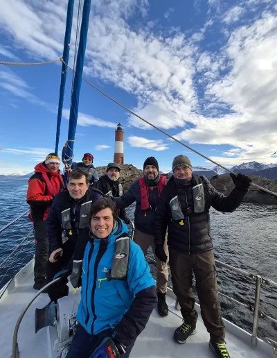 Descubrí la magia del Canal Beagle en Ushuaia, Tierra del Fuego, a bordo del Velero Ksar, el velero más cómodo y versátil de la región. Ofrecemos expediciones personalizadas de navegación en velero con salida desde la Bahía de Ushuaia, ideales para aventureros, fotógrafos, científicos, deportistas y amantes de la naturaleza. Nuestros servicios incluyen travesías de un día completo, experiencias con noche a bordo, travesías de 3 días hasta Puerto Almanza por el Paso Guaraní, y travesías largas de 7, 10 o 15 días. También realizamos expediciones científicas, clínicas de vela en navegación, buceo, kayak, paddle, trekking, esquí y mucho más. Visitá destinos icónicos como Isla de los Lobos, Faro Les Éclaireurs, Islas Bridges, Isla Redonda, Paso Guaraní, Península Mitre, Isla de los Estados, Fiordos y Glaciares y Cabo de Hornos. Una de nuestras excursiones estrella es la navegación Full Day por el Canal Beagle, una jornada completa de exploración náutica entre islas remotas, canales y fauna marina: lobos marinos, aves australes, pingüinos (en temporada) y vistas panorámicas del fin del mundo. Ideal para quienes buscan una experiencia completa sin pernocte. La experiencia con una noche a bordo es perfecta para quienes desean vivir una aventura íntima, dormir fondeados frente a una isla solitaria y disfrutar de una cena cálida a bordo, bajo el cielo austral. Incluye navegación de medio día, fondeo en una bahía protegida y regreso al día siguiente. La travesía de 3 días y 2 noches por el Paso Guaraní hasta Puerto Almanza es una verdadera expedición en la que se recorren islas remotas, se avista fauna marina, se fondea en parajes solitarios y se disfruta de caminatas en tierra firme. Una inmersión total en la naturaleza fueguina, con confort y seguridad a bordo. El Velero Ksar, modelo Joshua de 40 pies construido en acero naval, fue diseñado para la navegación antártica y cuenta con doble casco, aislación térmica, calefacción a estufa réflex por goteo y comodidades para 7 personas. Dispone de un camarote privado, salón con sofás convertibles, mesa de cartas con instrumental moderno (GPS, ecosonda), cocina completa con horno y vajilla, baño con ducha de agua caliente y una atmósfera acogedora gracias a su carpintería de madera. Además, somos el primer velero en Ushuaia con conexión satelital STARLINK ARGENTINA, garantizando internet de alta velocidad incluso en zonas remotas. Viví experiencias únicas como: navegación a vela con cupos limitados, avistaje de fauna marina, trekking en islas, cenas bajo las estrellas, amaneceres en el Beagle, clínicas de vela, y logística para deportes y ciencia. Organizamos expediciones en cooperación con deportistas extremos, exploradores y proyectos científicos. También ofrecemos opciones combinadas con traslados terrestres para recorrer la Ruta 3, la Ruta de los Lagos y otros puntos icónicos de Tierra del Fuego. Ya sea que quieras una navegación corta, una expedición prolongada, una travesía técnica o simplemente relajarte y reconectar con la naturaleza austral, el Velero Ksar es tu puerta de entrada a una de las últimas fronteras salvajes del planeta. Con más de 30 años de experiencia en la zona, nuestros capitanes garantizan seguridad, profesionalismo y una aventura que marcará tu vida. ¡Zarpá con nosotros desde el Fin del Mundo y descubrí la esencia de navegar en el sur más profundo de la Patagonia Argentina con el Velero Ksar!