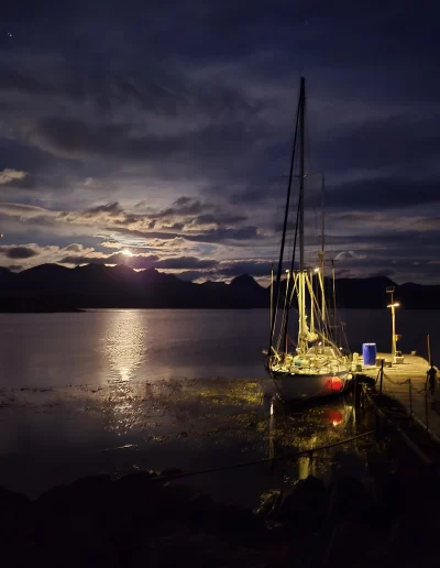 Descubrí la magia del Canal Beagle en Ushuaia, Tierra del Fuego, a bordo del Velero Ksar, el velero más cómodo y versátil de la región. Ofrecemos expediciones personalizadas de navegación en velero con salida desde la Bahía de Ushuaia, ideales para aventureros, fotógrafos, científicos, deportistas y amantes de la naturaleza. Nuestros servicios incluyen travesías de un día completo, experiencias con noche a bordo, travesías de 3 días hasta Puerto Almanza por el Paso Guaraní, y travesías largas de 7, 10 o 15 días. También realizamos expediciones científicas, clínicas de vela en navegación, buceo, kayak, paddle, trekking, esquí y mucho más. Visitá destinos icónicos como Isla de los Lobos, Faro Les Éclaireurs, Islas Bridges, Isla Redonda, Paso Guaraní, Península Mitre, Isla de los Estados, Fiordos y Glaciares y Cabo de Hornos. Una de nuestras excursiones estrella es la navegación Full Day por el Canal Beagle, una jornada completa de exploración náutica entre islas remotas, canales y fauna marina: lobos marinos, aves australes, pingüinos (en temporada) y vistas panorámicas del fin del mundo. Ideal para quienes buscan una experiencia completa sin pernocte. La experiencia con una noche a bordo es perfecta para quienes desean vivir una aventura íntima, dormir fondeados frente a una isla solitaria y disfrutar de una cena cálida a bordo, bajo el cielo austral. Incluye navegación de medio día, fondeo en una bahía protegida y regreso al día siguiente. La travesía de 3 días y 2 noches por el Paso Guaraní hasta Puerto Almanza es una verdadera expedición en la que se recorren islas remotas, se avista fauna marina, se fondea en parajes solitarios y se disfruta de caminatas en tierra firme. Una inmersión total en la naturaleza fueguina, con confort y seguridad a bordo. El Velero Ksar, modelo Joshua de 40 pies construido en acero naval, fue diseñado para la navegación antártica y cuenta con doble casco, aislación térmica, calefacción a estufa réflex por goteo y comodidades para 7 personas. Dispone de un camarote privado, salón con sofás convertibles, mesa de cartas con instrumental moderno (GPS, ecosonda), cocina completa con horno y vajilla, baño con ducha de agua caliente y una atmósfera acogedora gracias a su carpintería de madera. Además, somos el primer velero en Ushuaia con conexión satelital STARLINK ARGENTINA, garantizando internet de alta velocidad incluso en zonas remotas. Viví experiencias únicas como: navegación a vela con cupos limitados, avistaje de fauna marina, trekking en islas, cenas bajo las estrellas, amaneceres en el Beagle, clínicas de vela, y logística para deportes y ciencia. Organizamos expediciones en cooperación con deportistas extremos, exploradores y proyectos científicos. También ofrecemos opciones combinadas con traslados terrestres para recorrer la Ruta 3, la Ruta de los Lagos y otros puntos icónicos de Tierra del Fuego. Ya sea que quieras una navegación corta, una expedición prolongada, una travesía técnica o simplemente relajarte y reconectar con la naturaleza austral, el Velero Ksar es tu puerta de entrada a una de las últimas fronteras salvajes del planeta. Con más de 30 años de experiencia en la zona, nuestros capitanes garantizan seguridad, profesionalismo y una aventura que marcará tu vida. ¡Zarpá con nosotros desde el Fin del Mundo y descubrí la esencia de navegar en el sur más profundo de la Patagonia Argentina con el Velero Ksar!
