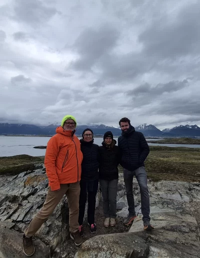 Descubrí la magia del Canal Beagle en Ushuaia, Tierra del Fuego, a bordo del Velero Ksar, el velero más cómodo y versátil de la región. Ofrecemos expediciones personalizadas de navegación en velero con salida desde la Bahía de Ushuaia, ideales para aventureros, fotógrafos, científicos, deportistas y amantes de la naturaleza. Nuestros servicios incluyen travesías de un día completo, experiencias con noche a bordo, travesías de 3 días hasta Puerto Almanza por el Paso Guaraní, y travesías largas de 7, 10 o 15 días. También realizamos expediciones científicas, clínicas de vela en navegación, buceo, kayak, paddle, trekking, esquí y mucho más. Visitá destinos icónicos como Isla de los Lobos, Faro Les Éclaireurs, Islas Bridges, Isla Redonda, Paso Guaraní, Península Mitre, Isla de los Estados, Fiordos y Glaciares y Cabo de Hornos. Una de nuestras excursiones estrella es la navegación Full Day por el Canal Beagle, una jornada completa de exploración náutica entre islas remotas, canales y fauna marina: lobos marinos, aves australes, pingüinos (en temporada) y vistas panorámicas del fin del mundo. Ideal para quienes buscan una experiencia completa sin pernocte. La experiencia con una noche a bordo es perfecta para quienes desean vivir una aventura íntima, dormir fondeados frente a una isla solitaria y disfrutar de una cena cálida a bordo, bajo el cielo austral. Incluye navegación de medio día, fondeo en una bahía protegida y regreso al día siguiente. La travesía de 3 días y 2 noches por el Paso Guaraní hasta Puerto Almanza es una verdadera expedición en la que se recorren islas remotas, se avista fauna marina, se fondea en parajes solitarios y se disfruta de caminatas en tierra firme. Una inmersión total en la naturaleza fueguina, con confort y seguridad a bordo. El Velero Ksar, modelo Joshua de 40 pies construido en acero naval, fue diseñado para la navegación antártica y cuenta con doble casco, aislación térmica, calefacción a estufa réflex por goteo y comodidades para 7 personas. Dispone de un camarote privado, salón con sofás convertibles, mesa de cartas con instrumental moderno (GPS, ecosonda), cocina completa con horno y vajilla, baño con ducha de agua caliente y una atmósfera acogedora gracias a su carpintería de madera. Además, somos el primer velero en Ushuaia con conexión satelital STARLINK ARGENTINA, garantizando internet de alta velocidad incluso en zonas remotas. Viví experiencias únicas como: navegación a vela con cupos limitados, avistaje de fauna marina, trekking en islas, cenas bajo las estrellas, amaneceres en el Beagle, clínicas de vela, y logística para deportes y ciencia. Organizamos expediciones en cooperación con deportistas extremos, exploradores y proyectos científicos. También ofrecemos opciones combinadas con traslados terrestres para recorrer la Ruta 3, la Ruta de los Lagos y otros puntos icónicos de Tierra del Fuego. Ya sea que quieras una navegación corta, una expedición prolongada, una travesía técnica o simplemente relajarte y reconectar con la naturaleza austral, el Velero Ksar es tu puerta de entrada a una de las últimas fronteras salvajes del planeta. Con más de 30 años de experiencia en la zona, nuestros capitanes garantizan seguridad, profesionalismo y una aventura que marcará tu vida. ¡Zarpá con nosotros desde el Fin del Mundo y descubrí la esencia de navegar en el sur más profundo de la Patagonia Argentina con el Velero Ksar!