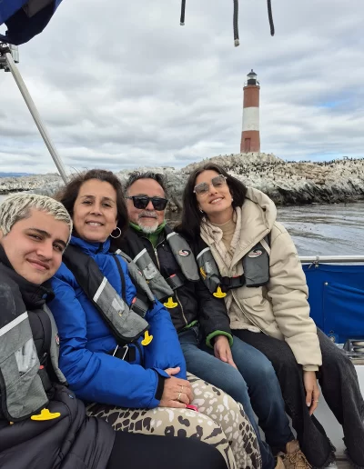 Descubrí la magia del Canal Beagle en Ushuaia, Tierra del Fuego, a bordo del Velero Ksar, el velero más cómodo y versátil de la región. Ofrecemos expediciones personalizadas de navegación en velero con salida desde la Bahía de Ushuaia, ideales para aventureros, fotógrafos, científicos, deportistas y amantes de la naturaleza. Nuestros servicios incluyen travesías de un día completo, experiencias con noche a bordo, travesías de 3 días hasta Puerto Almanza por el Paso Guaraní, y travesías largas de 7, 10 o 15 días. También realizamos expediciones científicas, clínicas de vela en navegación, buceo, kayak, paddle, trekking, esquí y mucho más. Visitá destinos icónicos como Isla de los Lobos, Faro Les Éclaireurs, Islas Bridges, Isla Redonda, Paso Guaraní, Península Mitre, Isla de los Estados, Fiordos y Glaciares y Cabo de Hornos. Una de nuestras excursiones estrella es la navegación Full Day por el Canal Beagle, una jornada completa de exploración náutica entre islas remotas, canales y fauna marina: lobos marinos, aves australes, pingüinos (en temporada) y vistas panorámicas del fin del mundo. Ideal para quienes buscan una experiencia completa sin pernocte. La experiencia con una noche a bordo es perfecta para quienes desean vivir una aventura íntima, dormir fondeados frente a una isla solitaria y disfrutar de una cena cálida a bordo, bajo el cielo austral. Incluye navegación de medio día, fondeo en una bahía protegida y regreso al día siguiente. La travesía de 3 días y 2 noches por el Paso Guaraní hasta Puerto Almanza es una verdadera expedición en la que se recorren islas remotas, se avista fauna marina, se fondea en parajes solitarios y se disfruta de caminatas en tierra firme. Una inmersión total en la naturaleza fueguina, con confort y seguridad a bordo. El Velero Ksar, modelo Joshua de 40 pies construido en acero naval, fue diseñado para la navegación antártica y cuenta con doble casco, aislación térmica, calefacción a estufa réflex por goteo y comodidades para 7 personas. Dispone de un camarote privado, salón con sofás convertibles, mesa de cartas con instrumental moderno (GPS, ecosonda), cocina completa con horno y vajilla, baño con ducha de agua caliente y una atmósfera acogedora gracias a su carpintería de madera. Además, somos el primer velero en Ushuaia con conexión satelital STARLINK ARGENTINA, garantizando internet de alta velocidad incluso en zonas remotas. Viví experiencias únicas como: navegación a vela con cupos limitados, avistaje de fauna marina, trekking en islas, cenas bajo las estrellas, amaneceres en el Beagle, clínicas de vela, y logística para deportes y ciencia. Organizamos expediciones en cooperación con deportistas extremos, exploradores y proyectos científicos. También ofrecemos opciones combinadas con traslados terrestres para recorrer la Ruta 3, la Ruta de los Lagos y otros puntos icónicos de Tierra del Fuego. Ya sea que quieras una navegación corta, una expedición prolongada, una travesía técnica o simplemente relajarte y reconectar con la naturaleza austral, el Velero Ksar es tu puerta de entrada a una de las últimas fronteras salvajes del planeta. Con más de 30 años de experiencia en la zona, nuestros capitanes garantizan seguridad, profesionalismo y una aventura que marcará tu vida. ¡Zarpá con nosotros desde el Fin del Mundo y descubrí la esencia de navegar en el sur más profundo de la Patagonia Argentina con el Velero Ksar!
