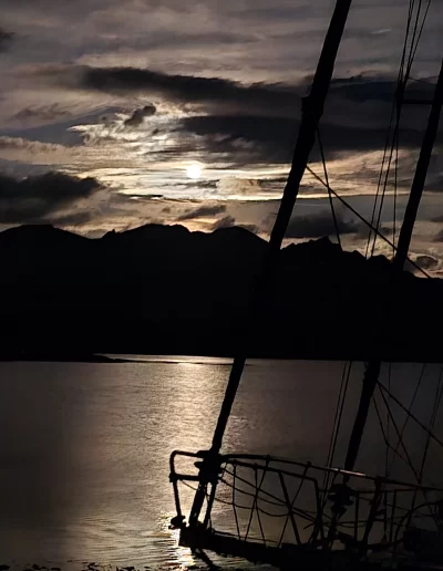 Descubrí la magia del Canal Beagle en Ushuaia, Tierra del Fuego, a bordo del Velero Ksar, el velero más cómodo y versátil de la región. Ofrecemos expediciones personalizadas de navegación en velero con salida desde la Bahía de Ushuaia, ideales para aventureros, fotógrafos, científicos, deportistas y amantes de la naturaleza. Nuestros servicios incluyen travesías de un día completo, experiencias con noche a bordo, travesías de 3 días hasta Puerto Almanza por el Paso Guaraní, y travesías largas de 7, 10 o 15 días. También realizamos expediciones científicas, clínicas de vela en navegación, buceo, kayak, paddle, trekking, esquí y mucho más. Visitá destinos icónicos como Isla de los Lobos, Faro Les Éclaireurs, Islas Bridges, Isla Redonda, Paso Guaraní, Península Mitre, Isla de los Estados, Fiordos y Glaciares y Cabo de Hornos. Una de nuestras excursiones estrella es la navegación Full Day por el Canal Beagle, una jornada completa de exploración náutica entre islas remotas, canales y fauna marina: lobos marinos, aves australes, pingüinos (en temporada) y vistas panorámicas del fin del mundo. Ideal para quienes buscan una experiencia completa sin pernocte. La experiencia con una noche a bordo es perfecta para quienes desean vivir una aventura íntima, dormir fondeados frente a una isla solitaria y disfrutar de una cena cálida a bordo, bajo el cielo austral. Incluye navegación de medio día, fondeo en una bahía protegida y regreso al día siguiente. La travesía de 3 días y 2 noches por el Paso Guaraní hasta Puerto Almanza es una verdadera expedición en la que se recorren islas remotas, se avista fauna marina, se fondea en parajes solitarios y se disfruta de caminatas en tierra firme. Una inmersión total en la naturaleza fueguina, con confort y seguridad a bordo. El Velero Ksar, modelo Joshua de 40 pies construido en acero naval, fue diseñado para la navegación antártica y cuenta con doble casco, aislación térmica, calefacción a estufa réflex por goteo y comodidades para 7 personas. Dispone de un camarote privado, salón con sofás convertibles, mesa de cartas con instrumental moderno (GPS, ecosonda), cocina completa con horno y vajilla, baño con ducha de agua caliente y una atmósfera acogedora gracias a su carpintería de madera. Además, somos el primer velero en Ushuaia con conexión satelital STARLINK ARGENTINA, garantizando internet de alta velocidad incluso en zonas remotas. Viví experiencias únicas como: navegación a vela con cupos limitados, avistaje de fauna marina, trekking en islas, cenas bajo las estrellas, amaneceres en el Beagle, clínicas de vela, y logística para deportes y ciencia. Organizamos expediciones en cooperación con deportistas extremos, exploradores y proyectos científicos. También ofrecemos opciones combinadas con traslados terrestres para recorrer la Ruta 3, la Ruta de los Lagos y otros puntos icónicos de Tierra del Fuego. Ya sea que quieras una navegación corta, una expedición prolongada, una travesía técnica o simplemente relajarte y reconectar con la naturaleza austral, el Velero Ksar es tu puerta de entrada a una de las últimas fronteras salvajes del planeta. Con más de 30 años de experiencia en la zona, nuestros capitanes garantizan seguridad, profesionalismo y una aventura que marcará tu vida. ¡Zarpá con nosotros desde el Fin del Mundo y descubrí la esencia de navegar en el sur más profundo de la Patagonia Argentina con el Velero Ksar!