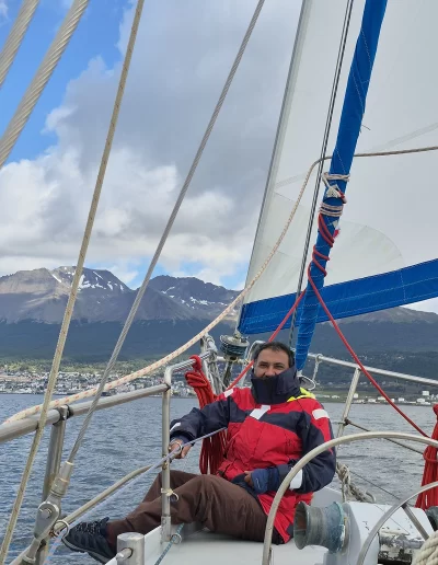 Descubrí la magia del Canal Beagle en Ushuaia, Tierra del Fuego, a bordo del Velero Ksar, el velero más cómodo y versátil de la región. Ofrecemos expediciones personalizadas de navegación en velero con salida desde la Bahía de Ushuaia, ideales para aventureros, fotógrafos, científicos, deportistas y amantes de la naturaleza. Nuestros servicios incluyen travesías de un día completo, experiencias con noche a bordo, travesías de 3 días hasta Puerto Almanza por el Paso Guaraní, y travesías largas de 7, 10 o 15 días. También realizamos expediciones científicas, clínicas de vela en navegación, buceo, kayak, paddle, trekking, esquí y mucho más. Visitá destinos icónicos como Isla de los Lobos, Faro Les Éclaireurs, Islas Bridges, Isla Redonda, Paso Guaraní, Península Mitre, Isla de los Estados, Fiordos y Glaciares y Cabo de Hornos. Una de nuestras excursiones estrella es la navegación Full Day por el Canal Beagle, una jornada completa de exploración náutica entre islas remotas, canales y fauna marina: lobos marinos, aves australes, pingüinos (en temporada) y vistas panorámicas del fin del mundo. Ideal para quienes buscan una experiencia completa sin pernocte. La experiencia con una noche a bordo es perfecta para quienes desean vivir una aventura íntima, dormir fondeados frente a una isla solitaria y disfrutar de una cena cálida a bordo, bajo el cielo austral. Incluye navegación de medio día, fondeo en una bahía protegida y regreso al día siguiente. La travesía de 3 días y 2 noches por el Paso Guaraní hasta Puerto Almanza es una verdadera expedición en la que se recorren islas remotas, se avista fauna marina, se fondea en parajes solitarios y se disfruta de caminatas en tierra firme. Una inmersión total en la naturaleza fueguina, con confort y seguridad a bordo. El Velero Ksar, modelo Joshua de 40 pies construido en acero naval, fue diseñado para la navegación antártica y cuenta con doble casco, aislación térmica, calefacción a estufa réflex por goteo y comodidades para 7 personas. Dispone de un camarote privado, salón con sofás convertibles, mesa de cartas con instrumental moderno (GPS, ecosonda), cocina completa con horno y vajilla, baño con ducha de agua caliente y una atmósfera acogedora gracias a su carpintería de madera. Además, somos el primer velero en Ushuaia con conexión satelital STARLINK ARGENTINA, garantizando internet de alta velocidad incluso en zonas remotas. Viví experiencias únicas como: navegación a vela con cupos limitados, avistaje de fauna marina, trekking en islas, cenas bajo las estrellas, amaneceres en el Beagle, clínicas de vela, y logística para deportes y ciencia. Organizamos expediciones en cooperación con deportistas extremos, exploradores y proyectos científicos. También ofrecemos opciones combinadas con traslados terrestres para recorrer la Ruta 3, la Ruta de los Lagos y otros puntos icónicos de Tierra del Fuego. Ya sea que quieras una navegación corta, una expedición prolongada, una travesía técnica o simplemente relajarte y reconectar con la naturaleza austral, el Velero Ksar es tu puerta de entrada a una de las últimas fronteras salvajes del planeta. Con más de 30 años de experiencia en la zona, nuestros capitanes garantizan seguridad, profesionalismo y una aventura que marcará tu vida. ¡Zarpá con nosotros desde el Fin del Mundo y descubrí la esencia de navegar en el sur más profundo de la Patagonia Argentina con el Velero Ksar!
