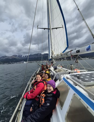 Descubrí la magia del Canal Beagle en Ushuaia, Tierra del Fuego, a bordo del Velero Ksar, el velero más cómodo y versátil de la región. Ofrecemos expediciones personalizadas de navegación en velero con salida desde la Bahía de Ushuaia, ideales para aventureros, fotógrafos, científicos, deportistas y amantes de la naturaleza. Nuestros servicios incluyen travesías de un día completo, experiencias con noche a bordo, travesías de 3 días hasta Puerto Almanza por el Paso Guaraní, y travesías largas de 7, 10 o 15 días. También realizamos expediciones científicas, clínicas de vela en navegación, buceo, kayak, paddle, trekking, esquí y mucho más. Visitá destinos icónicos como Isla de los Lobos, Faro Les Éclaireurs, Islas Bridges, Isla Redonda, Paso Guaraní, Península Mitre, Isla de los Estados, Fiordos y Glaciares y Cabo de Hornos. Una de nuestras excursiones estrella es la navegación Full Day por el Canal Beagle, una jornada completa de exploración náutica entre islas remotas, canales y fauna marina: lobos marinos, aves australes, pingüinos (en temporada) y vistas panorámicas del fin del mundo. Ideal para quienes buscan una experiencia completa sin pernocte. La experiencia con una noche a bordo es perfecta para quienes desean vivir una aventura íntima, dormir fondeados frente a una isla solitaria y disfrutar de una cena cálida a bordo, bajo el cielo austral. Incluye navegación de medio día, fondeo en una bahía protegida y regreso al día siguiente. La travesía de 3 días y 2 noches por el Paso Guaraní hasta Puerto Almanza es una verdadera expedición en la que se recorren islas remotas, se avista fauna marina, se fondea en parajes solitarios y se disfruta de caminatas en tierra firme. Una inmersión total en la naturaleza fueguina, con confort y seguridad a bordo. El Velero Ksar, modelo Joshua de 40 pies construido en acero naval, fue diseñado para la navegación antártica y cuenta con doble casco, aislación térmica, calefacción a estufa réflex por goteo y comodidades para 7 personas. Dispone de un camarote privado, salón con sofás convertibles, mesa de cartas con instrumental moderno (GPS, ecosonda), cocina completa con horno y vajilla, baño con ducha de agua caliente y una atmósfera acogedora gracias a su carpintería de madera. Además, somos el primer velero en Ushuaia con conexión satelital STARLINK ARGENTINA, garantizando internet de alta velocidad incluso en zonas remotas. Viví experiencias únicas como: navegación a vela con cupos limitados, avistaje de fauna marina, trekking en islas, cenas bajo las estrellas, amaneceres en el Beagle, clínicas de vela, y logística para deportes y ciencia. Organizamos expediciones en cooperación con deportistas extremos, exploradores y proyectos científicos. También ofrecemos opciones combinadas con traslados terrestres para recorrer la Ruta 3, la Ruta de los Lagos y otros puntos icónicos de Tierra del Fuego. Ya sea que quieras una navegación corta, una expedición prolongada, una travesía técnica o simplemente relajarte y reconectar con la naturaleza austral, el Velero Ksar es tu puerta de entrada a una de las últimas fronteras salvajes del planeta. Con más de 30 años de experiencia en la zona, nuestros capitanes garantizan seguridad, profesionalismo y una aventura que marcará tu vida. ¡Zarpá con nosotros desde el Fin del Mundo y descubrí la esencia de navegar en el sur más profundo de la Patagonia Argentina con el Velero Ksar!