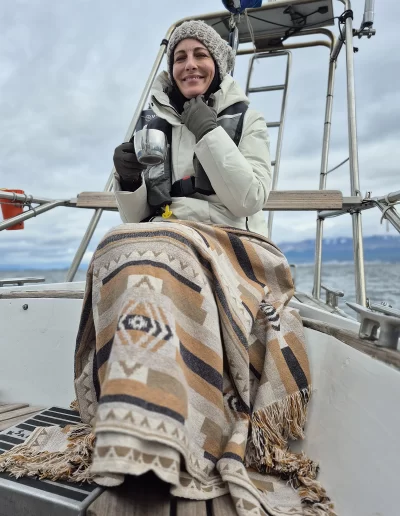 Descubrí la magia del Canal Beagle en Ushuaia, Tierra del Fuego, a bordo del Velero Ksar, el velero más cómodo y versátil de la región. Ofrecemos expediciones personalizadas de navegación en velero con salida desde la Bahía de Ushuaia, ideales para aventureros, fotógrafos, científicos, deportistas y amantes de la naturaleza. Nuestros servicios incluyen travesías de un día completo, experiencias con noche a bordo, travesías de 3 días hasta Puerto Almanza por el Paso Guaraní, y travesías largas de 7, 10 o 15 días. También realizamos expediciones científicas, clínicas de vela en navegación, buceo, kayak, paddle, trekking, esquí y mucho más. Visitá destinos icónicos como Isla de los Lobos, Faro Les Éclaireurs, Islas Bridges, Isla Redonda, Paso Guaraní, Península Mitre, Isla de los Estados, Fiordos y Glaciares y Cabo de Hornos. Una de nuestras excursiones estrella es la navegación Full Day por el Canal Beagle, una jornada completa de exploración náutica entre islas remotas, canales y fauna marina: lobos marinos, aves australes, pingüinos (en temporada) y vistas panorámicas del fin del mundo. Ideal para quienes buscan una experiencia completa sin pernocte. La experiencia con una noche a bordo es perfecta para quienes desean vivir una aventura íntima, dormir fondeados frente a una isla solitaria y disfrutar de una cena cálida a bordo, bajo el cielo austral. Incluye navegación de medio día, fondeo en una bahía protegida y regreso al día siguiente. La travesía de 3 días y 2 noches por el Paso Guaraní hasta Puerto Almanza es una verdadera expedición en la que se recorren islas remotas, se avista fauna marina, se fondea en parajes solitarios y se disfruta de caminatas en tierra firme. Una inmersión total en la naturaleza fueguina, con confort y seguridad a bordo. El Velero Ksar, modelo Joshua de 40 pies construido en acero naval, fue diseñado para la navegación antártica y cuenta con doble casco, aislación térmica, calefacción a estufa réflex por goteo y comodidades para 7 personas. Dispone de un camarote privado, salón con sofás convertibles, mesa de cartas con instrumental moderno (GPS, ecosonda), cocina completa con horno y vajilla, baño con ducha de agua caliente y una atmósfera acogedora gracias a su carpintería de madera. Además, somos el primer velero en Ushuaia con conexión satelital STARLINK ARGENTINA, garantizando internet de alta velocidad incluso en zonas remotas. Viví experiencias únicas como: navegación a vela con cupos limitados, avistaje de fauna marina, trekking en islas, cenas bajo las estrellas, amaneceres en el Beagle, clínicas de vela, y logística para deportes y ciencia. Organizamos expediciones en cooperación con deportistas extremos, exploradores y proyectos científicos. También ofrecemos opciones combinadas con traslados terrestres para recorrer la Ruta 3, la Ruta de los Lagos y otros puntos icónicos de Tierra del Fuego. Ya sea que quieras una navegación corta, una expedición prolongada, una travesía técnica o simplemente relajarte y reconectar con la naturaleza austral, el Velero Ksar es tu puerta de entrada a una de las últimas fronteras salvajes del planeta. Con más de 30 años de experiencia en la zona, nuestros capitanes garantizan seguridad, profesionalismo y una aventura que marcará tu vida. ¡Zarpá con nosotros desde el Fin del Mundo y descubrí la esencia de navegar en el sur más profundo de la Patagonia Argentina con el Velero Ksar!