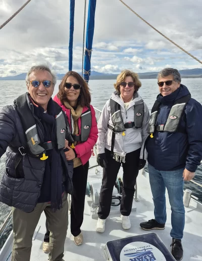 Descubrí la magia del Canal Beagle en Ushuaia, Tierra del Fuego, a bordo del Velero Ksar, el velero más cómodo y versátil de la región. Ofrecemos expediciones personalizadas de navegación en velero con salida desde la Bahía de Ushuaia, ideales para aventureros, fotógrafos, científicos, deportistas y amantes de la naturaleza. Nuestros servicios incluyen travesías de un día completo, experiencias con noche a bordo, travesías de 3 días hasta Puerto Almanza por el Paso Guaraní, y travesías largas de 7, 10 o 15 días. También realizamos expediciones científicas, clínicas de vela en navegación, buceo, kayak, paddle, trekking, esquí y mucho más. Visitá destinos icónicos como Isla de los Lobos, Faro Les Éclaireurs, Islas Bridges, Isla Redonda, Paso Guaraní, Península Mitre, Isla de los Estados, Fiordos y Glaciares y Cabo de Hornos. Una de nuestras excursiones estrella es la navegación Full Day por el Canal Beagle, una jornada completa de exploración náutica entre islas remotas, canales y fauna marina: lobos marinos, aves australes, pingüinos (en temporada) y vistas panorámicas del fin del mundo. Ideal para quienes buscan una experiencia completa sin pernocte. La experiencia con una noche a bordo es perfecta para quienes desean vivir una aventura íntima, dormir fondeados frente a una isla solitaria y disfrutar de una cena cálida a bordo, bajo el cielo austral. Incluye navegación de medio día, fondeo en una bahía protegida y regreso al día siguiente. La travesía de 3 días y 2 noches por el Paso Guaraní hasta Puerto Almanza es una verdadera expedición en la que se recorren islas remotas, se avista fauna marina, se fondea en parajes solitarios y se disfruta de caminatas en tierra firme. Una inmersión total en la naturaleza fueguina, con confort y seguridad a bordo. El Velero Ksar, modelo Joshua de 40 pies construido en acero naval, fue diseñado para la navegación antártica y cuenta con doble casco, aislación térmica, calefacción a estufa réflex por goteo y comodidades para 7 personas. Dispone de un camarote privado, salón con sofás convertibles, mesa de cartas con instrumental moderno (GPS, ecosonda), cocina completa con horno y vajilla, baño con ducha de agua caliente y una atmósfera acogedora gracias a su carpintería de madera. Además, somos el primer velero en Ushuaia con conexión satelital STARLINK ARGENTINA, garantizando internet de alta velocidad incluso en zonas remotas. Viví experiencias únicas como: navegación a vela con cupos limitados, avistaje de fauna marina, trekking en islas, cenas bajo las estrellas, amaneceres en el Beagle, clínicas de vela, y logística para deportes y ciencia. Organizamos expediciones en cooperación con deportistas extremos, exploradores y proyectos científicos. También ofrecemos opciones combinadas con traslados terrestres para recorrer la Ruta 3, la Ruta de los Lagos y otros puntos icónicos de Tierra del Fuego. Ya sea que quieras una navegación corta, una expedición prolongada, una travesía técnica o simplemente relajarte y reconectar con la naturaleza austral, el Velero Ksar es tu puerta de entrada a una de las últimas fronteras salvajes del planeta. Con más de 30 años de experiencia en la zona, nuestros capitanes garantizan seguridad, profesionalismo y una aventura que marcará tu vida. ¡Zarpá con nosotros desde el Fin del Mundo y descubrí la esencia de navegar en el sur más profundo de la Patagonia Argentina con el Velero Ksar!