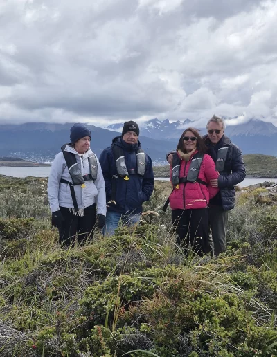 Descubrí la magia del Canal Beagle en Ushuaia, Tierra del Fuego, a bordo del Velero Ksar, el velero más cómodo y versátil de la región. Ofrecemos expediciones personalizadas de navegación en velero con salida desde la Bahía de Ushuaia, ideales para aventureros, fotógrafos, científicos, deportistas y amantes de la naturaleza. Nuestros servicios incluyen travesías de un día completo, experiencias con noche a bordo, travesías de 3 días hasta Puerto Almanza por el Paso Guaraní, y travesías largas de 7, 10 o 15 días. También realizamos expediciones científicas, clínicas de vela en navegación, buceo, kayak, paddle, trekking, esquí y mucho más. Visitá destinos icónicos como Isla de los Lobos, Faro Les Éclaireurs, Islas Bridges, Isla Redonda, Paso Guaraní, Península Mitre, Isla de los Estados, Fiordos y Glaciares y Cabo de Hornos. Una de nuestras excursiones estrella es la navegación Full Day por el Canal Beagle, una jornada completa de exploración náutica entre islas remotas, canales y fauna marina: lobos marinos, aves australes, pingüinos (en temporada) y vistas panorámicas del fin del mundo. Ideal para quienes buscan una experiencia completa sin pernocte. La experiencia con una noche a bordo es perfecta para quienes desean vivir una aventura íntima, dormir fondeados frente a una isla solitaria y disfrutar de una cena cálida a bordo, bajo el cielo austral. Incluye navegación de medio día, fondeo en una bahía protegida y regreso al día siguiente. La travesía de 3 días y 2 noches por el Paso Guaraní hasta Puerto Almanza es una verdadera expedición en la que se recorren islas remotas, se avista fauna marina, se fondea en parajes solitarios y se disfruta de caminatas en tierra firme. Una inmersión total en la naturaleza fueguina, con confort y seguridad a bordo. El Velero Ksar, modelo Joshua de 40 pies construido en acero naval, fue diseñado para la navegación antártica y cuenta con doble casco, aislación térmica, calefacción a estufa réflex por goteo y comodidades para 7 personas. Dispone de un camarote privado, salón con sofás convertibles, mesa de cartas con instrumental moderno (GPS, ecosonda), cocina completa con horno y vajilla, baño con ducha de agua caliente y una atmósfera acogedora gracias a su carpintería de madera. Además, somos el primer velero en Ushuaia con conexión satelital STARLINK ARGENTINA, garantizando internet de alta velocidad incluso en zonas remotas. Viví experiencias únicas como: navegación a vela con cupos limitados, avistaje de fauna marina, trekking en islas, cenas bajo las estrellas, amaneceres en el Beagle, clínicas de vela, y logística para deportes y ciencia. Organizamos expediciones en cooperación con deportistas extremos, exploradores y proyectos científicos. También ofrecemos opciones combinadas con traslados terrestres para recorrer la Ruta 3, la Ruta de los Lagos y otros puntos icónicos de Tierra del Fuego. Ya sea que quieras una navegación corta, una expedición prolongada, una travesía técnica o simplemente relajarte y reconectar con la naturaleza austral, el Velero Ksar es tu puerta de entrada a una de las últimas fronteras salvajes del planeta. Con más de 30 años de experiencia en la zona, nuestros capitanes garantizan seguridad, profesionalismo y una aventura que marcará tu vida. ¡Zarpá con nosotros desde el Fin del Mundo y descubrí la esencia de navegar en el sur más profundo de la Patagonia Argentina con el Velero Ksar!