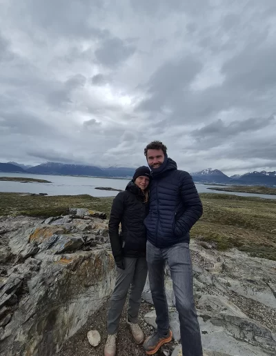 Descubrí la magia del Canal Beagle en Ushuaia, Tierra del Fuego, a bordo del Velero Ksar, el velero más cómodo y versátil de la región. Ofrecemos expediciones personalizadas de navegación en velero con salida desde la Bahía de Ushuaia, ideales para aventureros, fotógrafos, científicos, deportistas y amantes de la naturaleza. Nuestros servicios incluyen travesías de un día completo, experiencias con noche a bordo, travesías de 3 días hasta Puerto Almanza por el Paso Guaraní, y travesías largas de 7, 10 o 15 días. También realizamos expediciones científicas, clínicas de vela en navegación, buceo, kayak, paddle, trekking, esquí y mucho más. Visitá destinos icónicos como Isla de los Lobos, Faro Les Éclaireurs, Islas Bridges, Isla Redonda, Paso Guaraní, Península Mitre, Isla de los Estados, Fiordos y Glaciares y Cabo de Hornos. Una de nuestras excursiones estrella es la navegación Full Day por el Canal Beagle, una jornada completa de exploración náutica entre islas remotas, canales y fauna marina: lobos marinos, aves australes, pingüinos (en temporada) y vistas panorámicas del fin del mundo. Ideal para quienes buscan una experiencia completa sin pernocte. La experiencia con una noche a bordo es perfecta para quienes desean vivir una aventura íntima, dormir fondeados frente a una isla solitaria y disfrutar de una cena cálida a bordo, bajo el cielo austral. Incluye navegación de medio día, fondeo en una bahía protegida y regreso al día siguiente. La travesía de 3 días y 2 noches por el Paso Guaraní hasta Puerto Almanza es una verdadera expedición en la que se recorren islas remotas, se avista fauna marina, se fondea en parajes solitarios y se disfruta de caminatas en tierra firme. Una inmersión total en la naturaleza fueguina, con confort y seguridad a bordo. El Velero Ksar, modelo Joshua de 40 pies construido en acero naval, fue diseñado para la navegación antártica y cuenta con doble casco, aislación térmica, calefacción a estufa réflex por goteo y comodidades para 7 personas. Dispone de un camarote privado, salón con sofás convertibles, mesa de cartas con instrumental moderno (GPS, ecosonda), cocina completa con horno y vajilla, baño con ducha de agua caliente y una atmósfera acogedora gracias a su carpintería de madera. Además, somos el primer velero en Ushuaia con conexión satelital STARLINK ARGENTINA, garantizando internet de alta velocidad incluso en zonas remotas. Viví experiencias únicas como: navegación a vela con cupos limitados, avistaje de fauna marina, trekking en islas, cenas bajo las estrellas, amaneceres en el Beagle, clínicas de vela, y logística para deportes y ciencia. Organizamos expediciones en cooperación con deportistas extremos, exploradores y proyectos científicos. También ofrecemos opciones combinadas con traslados terrestres para recorrer la Ruta 3, la Ruta de los Lagos y otros puntos icónicos de Tierra del Fuego. Ya sea que quieras una navegación corta, una expedición prolongada, una travesía técnica o simplemente relajarte y reconectar con la naturaleza austral, el Velero Ksar es tu puerta de entrada a una de las últimas fronteras salvajes del planeta. Con más de 30 años de experiencia en la zona, nuestros capitanes garantizan seguridad, profesionalismo y una aventura que marcará tu vida. ¡Zarpá con nosotros desde el Fin del Mundo y descubrí la esencia de navegar en el sur más profundo de la Patagonia Argentina con el Velero Ksar!