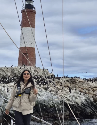 Descubrí la magia del Canal Beagle en Ushuaia, Tierra del Fuego, a bordo del Velero Ksar, el velero más cómodo y versátil de la región. Ofrecemos expediciones personalizadas de navegación en velero con salida desde la Bahía de Ushuaia, ideales para aventureros, fotógrafos, científicos, deportistas y amantes de la naturaleza. Nuestros servicios incluyen travesías de un día completo, experiencias con noche a bordo, travesías de 3 días hasta Puerto Almanza por el Paso Guaraní, y travesías largas de 7, 10 o 15 días. También realizamos expediciones científicas, clínicas de vela en navegación, buceo, kayak, paddle, trekking, esquí y mucho más. Visitá destinos icónicos como Isla de los Lobos, Faro Les Éclaireurs, Islas Bridges, Isla Redonda, Paso Guaraní, Península Mitre, Isla de los Estados, Fiordos y Glaciares y Cabo de Hornos. Una de nuestras excursiones estrella es la navegación Full Day por el Canal Beagle, una jornada completa de exploración náutica entre islas remotas, canales y fauna marina: lobos marinos, aves australes, pingüinos (en temporada) y vistas panorámicas del fin del mundo. Ideal para quienes buscan una experiencia completa sin pernocte. La experiencia con una noche a bordo es perfecta para quienes desean vivir una aventura íntima, dormir fondeados frente a una isla solitaria y disfrutar de una cena cálida a bordo, bajo el cielo austral. Incluye navegación de medio día, fondeo en una bahía protegida y regreso al día siguiente. La travesía de 3 días y 2 noches por el Paso Guaraní hasta Puerto Almanza es una verdadera expedición en la que se recorren islas remotas, se avista fauna marina, se fondea en parajes solitarios y se disfruta de caminatas en tierra firme. Una inmersión total en la naturaleza fueguina, con confort y seguridad a bordo. El Velero Ksar, modelo Joshua de 40 pies construido en acero naval, fue diseñado para la navegación antártica y cuenta con doble casco, aislación térmica, calefacción a estufa réflex por goteo y comodidades para 7 personas. Dispone de un camarote privado, salón con sofás convertibles, mesa de cartas con instrumental moderno (GPS, ecosonda), cocina completa con horno y vajilla, baño con ducha de agua caliente y una atmósfera acogedora gracias a su carpintería de madera. Además, somos el primer velero en Ushuaia con conexión satelital STARLINK ARGENTINA, garantizando internet de alta velocidad incluso en zonas remotas. Viví experiencias únicas como: navegación a vela con cupos limitados, avistaje de fauna marina, trekking en islas, cenas bajo las estrellas, amaneceres en el Beagle, clínicas de vela, y logística para deportes y ciencia. Organizamos expediciones en cooperación con deportistas extremos, exploradores y proyectos científicos. También ofrecemos opciones combinadas con traslados terrestres para recorrer la Ruta 3, la Ruta de los Lagos y otros puntos icónicos de Tierra del Fuego. Ya sea que quieras una navegación corta, una expedición prolongada, una travesía técnica o simplemente relajarte y reconectar con la naturaleza austral, el Velero Ksar es tu puerta de entrada a una de las últimas fronteras salvajes del planeta. Con más de 30 años de experiencia en la zona, nuestros capitanes garantizan seguridad, profesionalismo y una aventura que marcará tu vida. ¡Zarpá con nosotros desde el Fin del Mundo y descubrí la esencia de navegar en el sur más profundo de la Patagonia Argentina con el Velero Ksar!