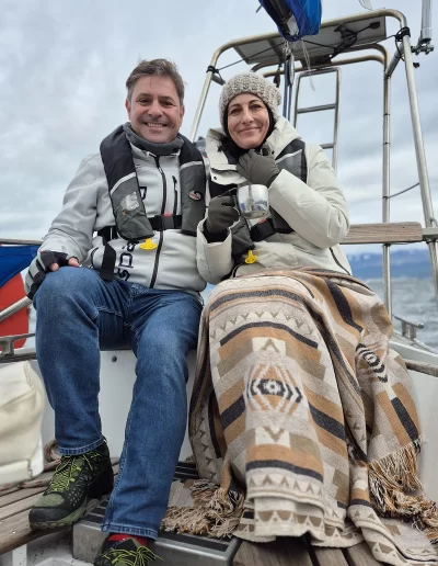 Descubrí la magia del Canal Beagle en Ushuaia, Tierra del Fuego, a bordo del Velero Ksar, el velero más cómodo y versátil de la región. Ofrecemos expediciones personalizadas de navegación en velero con salida desde la Bahía de Ushuaia, ideales para aventureros, fotógrafos, científicos, deportistas y amantes de la naturaleza. Nuestros servicios incluyen travesías de un día completo, experiencias con noche a bordo, travesías de 3 días hasta Puerto Almanza por el Paso Guaraní, y travesías largas de 7, 10 o 15 días. También realizamos expediciones científicas, clínicas de vela en navegación, buceo, kayak, paddle, trekking, esquí y mucho más. Visitá destinos icónicos como Isla de los Lobos, Faro Les Éclaireurs, Islas Bridges, Isla Redonda, Paso Guaraní, Península Mitre, Isla de los Estados, Fiordos y Glaciares y Cabo de Hornos. Una de nuestras excursiones estrella es la navegación Full Day por el Canal Beagle, una jornada completa de exploración náutica entre islas remotas, canales y fauna marina: lobos marinos, aves australes, pingüinos (en temporada) y vistas panorámicas del fin del mundo. Ideal para quienes buscan una experiencia completa sin pernocte. La experiencia con una noche a bordo es perfecta para quienes desean vivir una aventura íntima, dormir fondeados frente a una isla solitaria y disfrutar de una cena cálida a bordo, bajo el cielo austral. Incluye navegación de medio día, fondeo en una bahía protegida y regreso al día siguiente. La travesía de 3 días y 2 noches por el Paso Guaraní hasta Puerto Almanza es una verdadera expedición en la que se recorren islas remotas, se avista fauna marina, se fondea en parajes solitarios y se disfruta de caminatas en tierra firme. Una inmersión total en la naturaleza fueguina, con confort y seguridad a bordo. El Velero Ksar, modelo Joshua de 40 pies construido en acero naval, fue diseñado para la navegación antártica y cuenta con doble casco, aislación térmica, calefacción a estufa réflex por goteo y comodidades para 7 personas. Dispone de un camarote privado, salón con sofás convertibles, mesa de cartas con instrumental moderno (GPS, ecosonda), cocina completa con horno y vajilla, baño con ducha de agua caliente y una atmósfera acogedora gracias a su carpintería de madera. Además, somos el primer velero en Ushuaia con conexión satelital STARLINK ARGENTINA, garantizando internet de alta velocidad incluso en zonas remotas. Viví experiencias únicas como: navegación a vela con cupos limitados, avistaje de fauna marina, trekking en islas, cenas bajo las estrellas, amaneceres en el Beagle, clínicas de vela, y logística para deportes y ciencia. Organizamos expediciones en cooperación con deportistas extremos, exploradores y proyectos científicos. También ofrecemos opciones combinadas con traslados terrestres para recorrer la Ruta 3, la Ruta de los Lagos y otros puntos icónicos de Tierra del Fuego. Ya sea que quieras una navegación corta, una expedición prolongada, una travesía técnica o simplemente relajarte y reconectar con la naturaleza austral, el Velero Ksar es tu puerta de entrada a una de las últimas fronteras salvajes del planeta. Con más de 30 años de experiencia en la zona, nuestros capitanes garantizan seguridad, profesionalismo y una aventura que marcará tu vida. ¡Zarpá con nosotros desde el Fin del Mundo y descubrí la esencia de navegar en el sur más profundo de la Patagonia Argentina con el Velero Ksar!