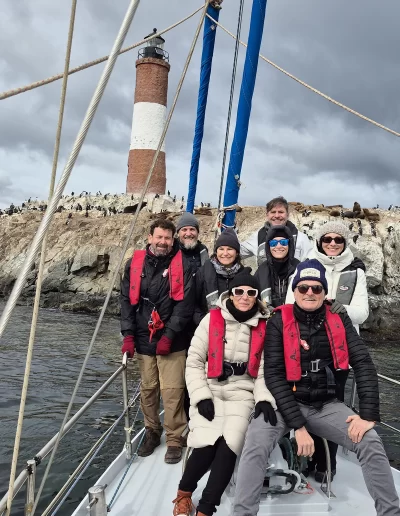 Descubrí la magia del Canal Beagle en Ushuaia, Tierra del Fuego, a bordo del Velero Ksar, el velero más cómodo y versátil de la región. Ofrecemos expediciones personalizadas de navegación en velero con salida desde la Bahía de Ushuaia, ideales para aventureros, fotógrafos, científicos, deportistas y amantes de la naturaleza. Nuestros servicios incluyen travesías de un día completo, experiencias con noche a bordo, travesías de 3 días hasta Puerto Almanza por el Paso Guaraní, y travesías largas de 7, 10 o 15 días. También realizamos expediciones científicas, clínicas de vela en navegación, buceo, kayak, paddle, trekking, esquí y mucho más. Visitá destinos icónicos como Isla de los Lobos, Faro Les Éclaireurs, Islas Bridges, Isla Redonda, Paso Guaraní, Península Mitre, Isla de los Estados, Fiordos y Glaciares y Cabo de Hornos. Una de nuestras excursiones estrella es la navegación Full Day por el Canal Beagle, una jornada completa de exploración náutica entre islas remotas, canales y fauna marina: lobos marinos, aves australes, pingüinos (en temporada) y vistas panorámicas del fin del mundo. Ideal para quienes buscan una experiencia completa sin pernocte. La experiencia con una noche a bordo es perfecta para quienes desean vivir una aventura íntima, dormir fondeados frente a una isla solitaria y disfrutar de una cena cálida a bordo, bajo el cielo austral. Incluye navegación de medio día, fondeo en una bahía protegida y regreso al día siguiente. La travesía de 3 días y 2 noches por el Paso Guaraní hasta Puerto Almanza es una verdadera expedición en la que se recorren islas remotas, se avista fauna marina, se fondea en parajes solitarios y se disfruta de caminatas en tierra firme. Una inmersión total en la naturaleza fueguina, con confort y seguridad a bordo. El Velero Ksar, modelo Joshua de 40 pies construido en acero naval, fue diseñado para la navegación antártica y cuenta con doble casco, aislación térmica, calefacción a estufa réflex por goteo y comodidades para 7 personas. Dispone de un camarote privado, salón con sofás convertibles, mesa de cartas con instrumental moderno (GPS, ecosonda), cocina completa con horno y vajilla, baño con ducha de agua caliente y una atmósfera acogedora gracias a su carpintería de madera. Además, somos el primer velero en Ushuaia con conexión satelital STARLINK ARGENTINA, garantizando internet de alta velocidad incluso en zonas remotas. Viví experiencias únicas como: navegación a vela con cupos limitados, avistaje de fauna marina, trekking en islas, cenas bajo las estrellas, amaneceres en el Beagle, clínicas de vela, y logística para deportes y ciencia. Organizamos expediciones en cooperación con deportistas extremos, exploradores y proyectos científicos. También ofrecemos opciones combinadas con traslados terrestres para recorrer la Ruta 3, la Ruta de los Lagos y otros puntos icónicos de Tierra del Fuego. Ya sea que quieras una navegación corta, una expedición prolongada, una travesía técnica o simplemente relajarte y reconectar con la naturaleza austral, el Velero Ksar es tu puerta de entrada a una de las últimas fronteras salvajes del planeta. Con más de 30 años de experiencia en la zona, nuestros capitanes garantizan seguridad, profesionalismo y una aventura que marcará tu vida. ¡Zarpá con nosotros desde el Fin del Mundo y descubrí la esencia de navegar en el sur más profundo de la Patagonia Argentina con el Velero Ksar!