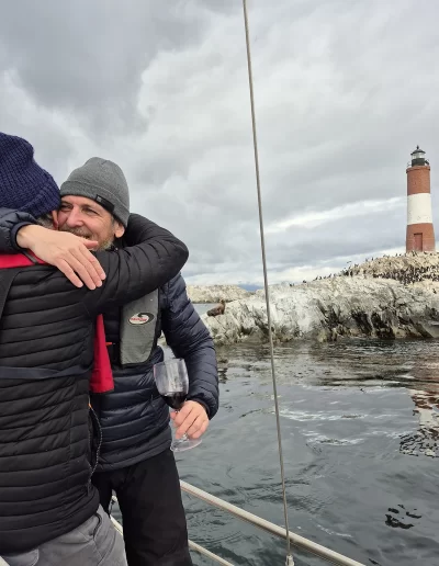 Descubrí la magia del Canal Beagle en Ushuaia, Tierra del Fuego, a bordo del Velero Ksar, el velero más cómodo y versátil de la región. Ofrecemos expediciones personalizadas de navegación en velero con salida desde la Bahía de Ushuaia, ideales para aventureros, fotógrafos, científicos, deportistas y amantes de la naturaleza. Nuestros servicios incluyen travesías de un día completo, experiencias con noche a bordo, travesías de 3 días hasta Puerto Almanza por el Paso Guaraní, y travesías largas de 7, 10 o 15 días. También realizamos expediciones científicas, clínicas de vela en navegación, buceo, kayak, paddle, trekking, esquí y mucho más. Visitá destinos icónicos como Isla de los Lobos, Faro Les Éclaireurs, Islas Bridges, Isla Redonda, Paso Guaraní, Península Mitre, Isla de los Estados, Fiordos y Glaciares y Cabo de Hornos. Una de nuestras excursiones estrella es la navegación Full Day por el Canal Beagle, una jornada completa de exploración náutica entre islas remotas, canales y fauna marina: lobos marinos, aves australes, pingüinos (en temporada) y vistas panorámicas del fin del mundo. Ideal para quienes buscan una experiencia completa sin pernocte. La experiencia con una noche a bordo es perfecta para quienes desean vivir una aventura íntima, dormir fondeados frente a una isla solitaria y disfrutar de una cena cálida a bordo, bajo el cielo austral. Incluye navegación de medio día, fondeo en una bahía protegida y regreso al día siguiente. La travesía de 3 días y 2 noches por el Paso Guaraní hasta Puerto Almanza es una verdadera expedición en la que se recorren islas remotas, se avista fauna marina, se fondea en parajes solitarios y se disfruta de caminatas en tierra firme. Una inmersión total en la naturaleza fueguina, con confort y seguridad a bordo. El Velero Ksar, modelo Joshua de 40 pies construido en acero naval, fue diseñado para la navegación antártica y cuenta con doble casco, aislación térmica, calefacción a estufa réflex por goteo y comodidades para 7 personas. Dispone de un camarote privado, salón con sofás convertibles, mesa de cartas con instrumental moderno (GPS, ecosonda), cocina completa con horno y vajilla, baño con ducha de agua caliente y una atmósfera acogedora gracias a su carpintería de madera. Además, somos el primer velero en Ushuaia con conexión satelital STARLINK ARGENTINA, garantizando internet de alta velocidad incluso en zonas remotas. Viví experiencias únicas como: navegación a vela con cupos limitados, avistaje de fauna marina, trekking en islas, cenas bajo las estrellas, amaneceres en el Beagle, clínicas de vela, y logística para deportes y ciencia. Organizamos expediciones en cooperación con deportistas extremos, exploradores y proyectos científicos. También ofrecemos opciones combinadas con traslados terrestres para recorrer la Ruta 3, la Ruta de los Lagos y otros puntos icónicos de Tierra del Fuego. Ya sea que quieras una navegación corta, una expedición prolongada, una travesía técnica o simplemente relajarte y reconectar con la naturaleza austral, el Velero Ksar es tu puerta de entrada a una de las últimas fronteras salvajes del planeta. Con más de 30 años de experiencia en la zona, nuestros capitanes garantizan seguridad, profesionalismo y una aventura que marcará tu vida. ¡Zarpá con nosotros desde el Fin del Mundo y descubrí la esencia de navegar en el sur más profundo de la Patagonia Argentina con el Velero Ksar!
