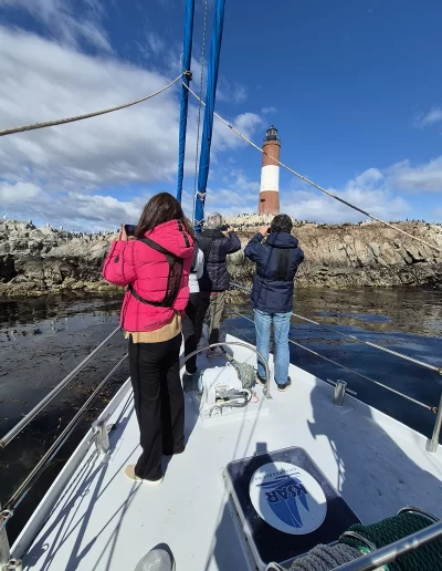 Descubrí la magia del Canal Beagle en Ushuaia, Tierra del Fuego, a bordo del Velero Ksar, el velero más cómodo y versátil de la región. Ofrecemos expediciones personalizadas de navegación en velero con salida desde la Bahía de Ushuaia, ideales para aventureros, fotógrafos, científicos, deportistas y amantes de la naturaleza. Nuestros servicios incluyen travesías de un día completo, experiencias con noche a bordo, travesías de 3 días hasta Puerto Almanza por el Paso Guaraní, y travesías largas de 7, 10 o 15 días. También realizamos expediciones científicas, clínicas de vela en navegación, buceo, kayak, paddle, trekking, esquí y mucho más. Visitá destinos icónicos como Isla de los Lobos, Faro Les Éclaireurs, Islas Bridges, Isla Redonda, Paso Guaraní, Península Mitre, Isla de los Estados, Fiordos y Glaciares y Cabo de Hornos. Una de nuestras excursiones estrella es la navegación Full Day por el Canal Beagle, una jornada completa de exploración náutica entre islas remotas, canales y fauna marina: lobos marinos, aves australes, pingüinos (en temporada) y vistas panorámicas del fin del mundo. Ideal para quienes buscan una experiencia completa sin pernocte. La experiencia con una noche a bordo es perfecta para quienes desean vivir una aventura íntima, dormir fondeados frente a una isla solitaria y disfrutar de una cena cálida a bordo, bajo el cielo austral. Incluye navegación de medio día, fondeo en una bahía protegida y regreso al día siguiente. La travesía de 3 días y 2 noches por el Paso Guaraní hasta Puerto Almanza es una verdadera expedición en la que se recorren islas remotas, se avista fauna marina, se fondea en parajes solitarios y se disfruta de caminatas en tierra firme. Una inmersión total en la naturaleza fueguina, con confort y seguridad a bordo. El Velero Ksar, modelo Joshua de 40 pies construido en acero naval, fue diseñado para la navegación antártica y cuenta con doble casco, aislación térmica, calefacción a estufa réflex por goteo y comodidades para 7 personas. Dispone de un camarote privado, salón con sofás convertibles, mesa de cartas con instrumental moderno (GPS, ecosonda), cocina completa con horno y vajilla, baño con ducha de agua caliente y una atmósfera acogedora gracias a su carpintería de madera. Además, somos el primer velero en Ushuaia con conexión satelital STARLINK ARGENTINA, garantizando internet de alta velocidad incluso en zonas remotas. Viví experiencias únicas como: navegación a vela con cupos limitados, avistaje de fauna marina, trekking en islas, cenas bajo las estrellas, amaneceres en el Beagle, clínicas de vela, y logística para deportes y ciencia. Organizamos expediciones en cooperación con deportistas extremos, exploradores y proyectos científicos. También ofrecemos opciones combinadas con traslados terrestres para recorrer la Ruta 3, la Ruta de los Lagos y otros puntos icónicos de Tierra del Fuego. Ya sea que quieras una navegación corta, una expedición prolongada, una travesía técnica o simplemente relajarte y reconectar con la naturaleza austral, el Velero Ksar es tu puerta de entrada a una de las últimas fronteras salvajes del planeta. Con más de 30 años de experiencia en la zona, nuestros capitanes garantizan seguridad, profesionalismo y una aventura que marcará tu vida. ¡Zarpá con nosotros desde el Fin del Mundo y descubrí la esencia de navegar en el sur más profundo de la Patagonia Argentina con el Velero Ksar!