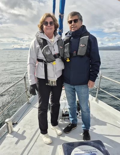 Descubrí la magia del Canal Beagle en Ushuaia, Tierra del Fuego, a bordo del Velero Ksar, el velero más cómodo y versátil de la región. Ofrecemos expediciones personalizadas de navegación en velero con salida desde la Bahía de Ushuaia, ideales para aventureros, fotógrafos, científicos, deportistas y amantes de la naturaleza. Nuestros servicios incluyen travesías de un día completo, experiencias con noche a bordo, travesías de 3 días hasta Puerto Almanza por el Paso Guaraní, y travesías largas de 7, 10 o 15 días. También realizamos expediciones científicas, clínicas de vela en navegación, buceo, kayak, paddle, trekking, esquí y mucho más. Visitá destinos icónicos como Isla de los Lobos, Faro Les Éclaireurs, Islas Bridges, Isla Redonda, Paso Guaraní, Península Mitre, Isla de los Estados, Fiordos y Glaciares y Cabo de Hornos. Una de nuestras excursiones estrella es la navegación Full Day por el Canal Beagle, una jornada completa de exploración náutica entre islas remotas, canales y fauna marina: lobos marinos, aves australes, pingüinos (en temporada) y vistas panorámicas del fin del mundo. Ideal para quienes buscan una experiencia completa sin pernocte. La experiencia con una noche a bordo es perfecta para quienes desean vivir una aventura íntima, dormir fondeados frente a una isla solitaria y disfrutar de una cena cálida a bordo, bajo el cielo austral. Incluye navegación de medio día, fondeo en una bahía protegida y regreso al día siguiente. La travesía de 3 días y 2 noches por el Paso Guaraní hasta Puerto Almanza es una verdadera expedición en la que se recorren islas remotas, se avista fauna marina, se fondea en parajes solitarios y se disfruta de caminatas en tierra firme. Una inmersión total en la naturaleza fueguina, con confort y seguridad a bordo. El Velero Ksar, modelo Joshua de 40 pies construido en acero naval, fue diseñado para la navegación antártica y cuenta con doble casco, aislación térmica, calefacción a estufa réflex por goteo y comodidades para 7 personas. Dispone de un camarote privado, salón con sofás convertibles, mesa de cartas con instrumental moderno (GPS, ecosonda), cocina completa con horno y vajilla, baño con ducha de agua caliente y una atmósfera acogedora gracias a su carpintería de madera. Además, somos el primer velero en Ushuaia con conexión satelital STARLINK ARGENTINA, garantizando internet de alta velocidad incluso en zonas remotas. Viví experiencias únicas como: navegación a vela con cupos limitados, avistaje de fauna marina, trekking en islas, cenas bajo las estrellas, amaneceres en el Beagle, clínicas de vela, y logística para deportes y ciencia. Organizamos expediciones en cooperación con deportistas extremos, exploradores y proyectos científicos. También ofrecemos opciones combinadas con traslados terrestres para recorrer la Ruta 3, la Ruta de los Lagos y otros puntos icónicos de Tierra del Fuego. Ya sea que quieras una navegación corta, una expedición prolongada, una travesía técnica o simplemente relajarte y reconectar con la naturaleza austral, el Velero Ksar es tu puerta de entrada a una de las últimas fronteras salvajes del planeta. Con más de 30 años de experiencia en la zona, nuestros capitanes garantizan seguridad, profesionalismo y una aventura que marcará tu vida. ¡Zarpá con nosotros desde el Fin del Mundo y descubrí la esencia de navegar en el sur más profundo de la Patagonia Argentina con el Velero Ksar!