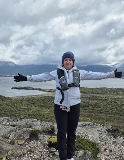 Descubrí la magia del Canal Beagle en Ushuaia, Tierra del Fuego, a bordo del Velero Ksar, el velero más cómodo y versátil de la región. Ofrecemos expediciones personalizadas de navegación en velero con salida desde la Bahía de Ushuaia, ideales para aventureros, fotógrafos, científicos, deportistas y amantes de la naturaleza. Nuestros servicios incluyen travesías de un día completo, experiencias con noche a bordo, travesías de 3 días hasta Puerto Almanza por el Paso Guaraní, y travesías largas de 7, 10 o 15 días. También realizamos expediciones científicas, clínicas de vela en navegación, buceo, kayak, paddle, trekking, esquí y mucho más. Visitá destinos icónicos como Isla de los Lobos, Faro Les Éclaireurs, Islas Bridges, Isla Redonda, Paso Guaraní, Península Mitre, Isla de los Estados, Fiordos y Glaciares y Cabo de Hornos. Una de nuestras excursiones estrella es la navegación Full Day por el Canal Beagle, una jornada completa de exploración náutica entre islas remotas, canales y fauna marina: lobos marinos, aves australes, pingüinos (en temporada) y vistas panorámicas del fin del mundo. Ideal para quienes buscan una experiencia completa sin pernocte. La experiencia con una noche a bordo es perfecta para quienes desean vivir una aventura íntima, dormir fondeados frente a una isla solitaria y disfrutar de una cena cálida a bordo, bajo el cielo austral. Incluye navegación de medio día, fondeo en una bahía protegida y regreso al día siguiente. La travesía de 3 días y 2 noches por el Paso Guaraní hasta Puerto Almanza es una verdadera expedición en la que se recorren islas remotas, se avista fauna marina, se fondea en parajes solitarios y se disfruta de caminatas en tierra firme. Una inmersión total en la naturaleza fueguina, con confort y seguridad a bordo. El Velero Ksar, modelo Joshua de 40 pies construido en acero naval, fue diseñado para la navegación antártica y cuenta con doble casco, aislación térmica, calefacción a estufa réflex por goteo y comodidades para 7 personas. Dispone de un camarote privado, salón con sofás convertibles, mesa de cartas con instrumental moderno (GPS, ecosonda), cocina completa con horno y vajilla, baño con ducha de agua caliente y una atmósfera acogedora gracias a su carpintería de madera. Además, somos el primer velero en Ushuaia con conexión satelital STARLINK ARGENTINA, garantizando internet de alta velocidad incluso en zonas remotas. Viví experiencias únicas como: navegación a vela con cupos limitados, avistaje de fauna marina, trekking en islas, cenas bajo las estrellas, amaneceres en el Beagle, clínicas de vela, y logística para deportes y ciencia. Organizamos expediciones en cooperación con deportistas extremos, exploradores y proyectos científicos. También ofrecemos opciones combinadas con traslados terrestres para recorrer la Ruta 3, la Ruta de los Lagos y otros puntos icónicos de Tierra del Fuego. Ya sea que quieras una navegación corta, una expedición prolongada, una travesía técnica o simplemente relajarte y reconectar con la naturaleza austral, el Velero Ksar es tu puerta de entrada a una de las últimas fronteras salvajes del planeta. Con más de 30 años de experiencia en la zona, nuestros capitanes garantizan seguridad, profesionalismo y una aventura que marcará tu vida. ¡Zarpá con nosotros desde el Fin del Mundo y descubrí la esencia de navegar en el sur más profundo de la Patagonia Argentina con el Velero Ksar!