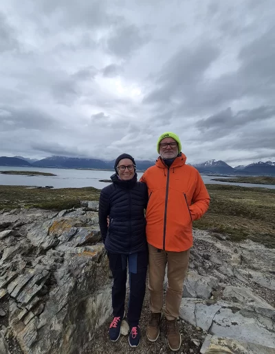 Descubrí la magia del Canal Beagle en Ushuaia, Tierra del Fuego, a bordo del Velero Ksar, el velero más cómodo y versátil de la región. Ofrecemos expediciones personalizadas de navegación en velero con salida desde la Bahía de Ushuaia, ideales para aventureros, fotógrafos, científicos, deportistas y amantes de la naturaleza. Nuestros servicios incluyen travesías de un día completo, experiencias con noche a bordo, travesías de 3 días hasta Puerto Almanza por el Paso Guaraní, y travesías largas de 7, 10 o 15 días. También realizamos expediciones científicas, clínicas de vela en navegación, buceo, kayak, paddle, trekking, esquí y mucho más. Visitá destinos icónicos como Isla de los Lobos, Faro Les Éclaireurs, Islas Bridges, Isla Redonda, Paso Guaraní, Península Mitre, Isla de los Estados, Fiordos y Glaciares y Cabo de Hornos. Una de nuestras excursiones estrella es la navegación Full Day por el Canal Beagle, una jornada completa de exploración náutica entre islas remotas, canales y fauna marina: lobos marinos, aves australes, pingüinos (en temporada) y vistas panorámicas del fin del mundo. Ideal para quienes buscan una experiencia completa sin pernocte. La experiencia con una noche a bordo es perfecta para quienes desean vivir una aventura íntima, dormir fondeados frente a una isla solitaria y disfrutar de una cena cálida a bordo, bajo el cielo austral. Incluye navegación de medio día, fondeo en una bahía protegida y regreso al día siguiente. La travesía de 3 días y 2 noches por el Paso Guaraní hasta Puerto Almanza es una verdadera expedición en la que se recorren islas remotas, se avista fauna marina, se fondea en parajes solitarios y se disfruta de caminatas en tierra firme. Una inmersión total en la naturaleza fueguina, con confort y seguridad a bordo. El Velero Ksar, modelo Joshua de 40 pies construido en acero naval, fue diseñado para la navegación antártica y cuenta con doble casco, aislación térmica, calefacción a estufa réflex por goteo y comodidades para 7 personas. Dispone de un camarote privado, salón con sofás convertibles, mesa de cartas con instrumental moderno (GPS, ecosonda), cocina completa con horno y vajilla, baño con ducha de agua caliente y una atmósfera acogedora gracias a su carpintería de madera. Además, somos el primer velero en Ushuaia con conexión satelital STARLINK ARGENTINA, garantizando internet de alta velocidad incluso en zonas remotas. Viví experiencias únicas como: navegación a vela con cupos limitados, avistaje de fauna marina, trekking en islas, cenas bajo las estrellas, amaneceres en el Beagle, clínicas de vela, y logística para deportes y ciencia. Organizamos expediciones en cooperación con deportistas extremos, exploradores y proyectos científicos. También ofrecemos opciones combinadas con traslados terrestres para recorrer la Ruta 3, la Ruta de los Lagos y otros puntos icónicos de Tierra del Fuego. Ya sea que quieras una navegación corta, una expedición prolongada, una travesía técnica o simplemente relajarte y reconectar con la naturaleza austral, el Velero Ksar es tu puerta de entrada a una de las últimas fronteras salvajes del planeta. Con más de 30 años de experiencia en la zona, nuestros capitanes garantizan seguridad, profesionalismo y una aventura que marcará tu vida. ¡Zarpá con nosotros desde el Fin del Mundo y descubrí la esencia de navegar en el sur más profundo de la Patagonia Argentina con el Velero Ksar!