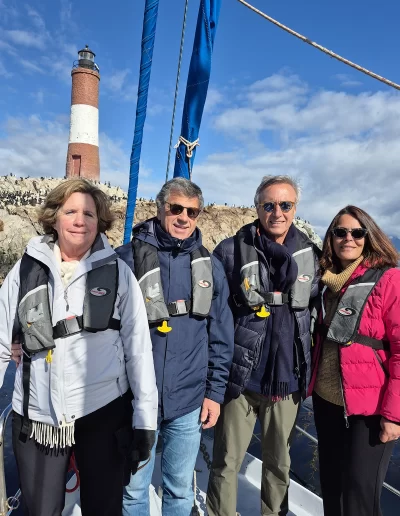 Descubrí la magia del Canal Beagle en Ushuaia, Tierra del Fuego, a bordo del Velero Ksar, el velero más cómodo y versátil de la región. Ofrecemos expediciones personalizadas de navegación en velero con salida desde la Bahía de Ushuaia, ideales para aventureros, fotógrafos, científicos, deportistas y amantes de la naturaleza. Nuestros servicios incluyen travesías de un día completo, experiencias con noche a bordo, travesías de 3 días hasta Puerto Almanza por el Paso Guaraní, y travesías largas de 7, 10 o 15 días. También realizamos expediciones científicas, clínicas de vela en navegación, buceo, kayak, paddle, trekking, esquí y mucho más. Visitá destinos icónicos como Isla de los Lobos, Faro Les Éclaireurs, Islas Bridges, Isla Redonda, Paso Guaraní, Península Mitre, Isla de los Estados, Fiordos y Glaciares y Cabo de Hornos. Una de nuestras excursiones estrella es la navegación Full Day por el Canal Beagle, una jornada completa de exploración náutica entre islas remotas, canales y fauna marina: lobos marinos, aves australes, pingüinos (en temporada) y vistas panorámicas del fin del mundo. Ideal para quienes buscan una experiencia completa sin pernocte. La experiencia con una noche a bordo es perfecta para quienes desean vivir una aventura íntima, dormir fondeados frente a una isla solitaria y disfrutar de una cena cálida a bordo, bajo el cielo austral. Incluye navegación de medio día, fondeo en una bahía protegida y regreso al día siguiente. La travesía de 3 días y 2 noches por el Paso Guaraní hasta Puerto Almanza es una verdadera expedición en la que se recorren islas remotas, se avista fauna marina, se fondea en parajes solitarios y se disfruta de caminatas en tierra firme. Una inmersión total en la naturaleza fueguina, con confort y seguridad a bordo. El Velero Ksar, modelo Joshua de 40 pies construido en acero naval, fue diseñado para la navegación antártica y cuenta con doble casco, aislación térmica, calefacción a estufa réflex por goteo y comodidades para 7 personas. Dispone de un camarote privado, salón con sofás convertibles, mesa de cartas con instrumental moderno (GPS, ecosonda), cocina completa con horno y vajilla, baño con ducha de agua caliente y una atmósfera acogedora gracias a su carpintería de madera. Además, somos el primer velero en Ushuaia con conexión satelital STARLINK ARGENTINA, garantizando internet de alta velocidad incluso en zonas remotas. Viví experiencias únicas como: navegación a vela con cupos limitados, avistaje de fauna marina, trekking en islas, cenas bajo las estrellas, amaneceres en el Beagle, clínicas de vela, y logística para deportes y ciencia. Organizamos expediciones en cooperación con deportistas extremos, exploradores y proyectos científicos. También ofrecemos opciones combinadas con traslados terrestres para recorrer la Ruta 3, la Ruta de los Lagos y otros puntos icónicos de Tierra del Fuego. Ya sea que quieras una navegación corta, una expedición prolongada, una travesía técnica o simplemente relajarte y reconectar con la naturaleza austral, el Velero Ksar es tu puerta de entrada a una de las últimas fronteras salvajes del planeta. Con más de 30 años de experiencia en la zona, nuestros capitanes garantizan seguridad, profesionalismo y una aventura que marcará tu vida. ¡Zarpá con nosotros desde el Fin del Mundo y descubrí la esencia de navegar en el sur más profundo de la Patagonia Argentina con el Velero Ksar!