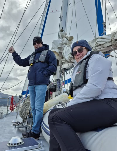 Descubrí la magia del Canal Beagle en Ushuaia, Tierra del Fuego, a bordo del Velero Ksar, el velero más cómodo y versátil de la región. Ofrecemos expediciones personalizadas de navegación en velero con salida desde la Bahía de Ushuaia, ideales para aventureros, fotógrafos, científicos, deportistas y amantes de la naturaleza. Nuestros servicios incluyen travesías de un día completo, experiencias con noche a bordo, travesías de 3 días hasta Puerto Almanza por el Paso Guaraní, y travesías largas de 7, 10 o 15 días. También realizamos expediciones científicas, clínicas de vela en navegación, buceo, kayak, paddle, trekking, esquí y mucho más. Visitá destinos icónicos como Isla de los Lobos, Faro Les Éclaireurs, Islas Bridges, Isla Redonda, Paso Guaraní, Península Mitre, Isla de los Estados, Fiordos y Glaciares y Cabo de Hornos. Una de nuestras excursiones estrella es la navegación Full Day por el Canal Beagle, una jornada completa de exploración náutica entre islas remotas, canales y fauna marina: lobos marinos, aves australes, pingüinos (en temporada) y vistas panorámicas del fin del mundo. Ideal para quienes buscan una experiencia completa sin pernocte. La experiencia con una noche a bordo es perfecta para quienes desean vivir una aventura íntima, dormir fondeados frente a una isla solitaria y disfrutar de una cena cálida a bordo, bajo el cielo austral. Incluye navegación de medio día, fondeo en una bahía protegida y regreso al día siguiente. La travesía de 3 días y 2 noches por el Paso Guaraní hasta Puerto Almanza es una verdadera expedición en la que se recorren islas remotas, se avista fauna marina, se fondea en parajes solitarios y se disfruta de caminatas en tierra firme. Una inmersión total en la naturaleza fueguina, con confort y seguridad a bordo. El Velero Ksar, modelo Joshua de 40 pies construido en acero naval, fue diseñado para la navegación antártica y cuenta con doble casco, aislación térmica, calefacción a estufa réflex por goteo y comodidades para 7 personas. Dispone de un camarote privado, salón con sofás convertibles, mesa de cartas con instrumental moderno (GPS, ecosonda), cocina completa con horno y vajilla, baño con ducha de agua caliente y una atmósfera acogedora gracias a su carpintería de madera. Además, somos el primer velero en Ushuaia con conexión satelital STARLINK ARGENTINA, garantizando internet de alta velocidad incluso en zonas remotas. Viví experiencias únicas como: navegación a vela con cupos limitados, avistaje de fauna marina, trekking en islas, cenas bajo las estrellas, amaneceres en el Beagle, clínicas de vela, y logística para deportes y ciencia. Organizamos expediciones en cooperación con deportistas extremos, exploradores y proyectos científicos. También ofrecemos opciones combinadas con traslados terrestres para recorrer la Ruta 3, la Ruta de los Lagos y otros puntos icónicos de Tierra del Fuego. Ya sea que quieras una navegación corta, una expedición prolongada, una travesía técnica o simplemente relajarte y reconectar con la naturaleza austral, el Velero Ksar es tu puerta de entrada a una de las últimas fronteras salvajes del planeta. Con más de 30 años de experiencia en la zona, nuestros capitanes garantizan seguridad, profesionalismo y una aventura que marcará tu vida. ¡Zarpá con nosotros desde el Fin del Mundo y descubrí la esencia de navegar en el sur más profundo de la Patagonia Argentina con el Velero Ksar!