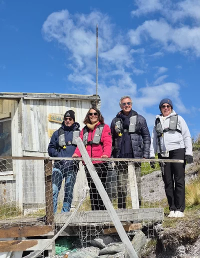 Descubrí la magia del Canal Beagle en Ushuaia, Tierra del Fuego, a bordo del Velero Ksar, el velero más cómodo y versátil de la región. Ofrecemos expediciones personalizadas de navegación en velero con salida desde la Bahía de Ushuaia, ideales para aventureros, fotógrafos, científicos, deportistas y amantes de la naturaleza. Nuestros servicios incluyen travesías de un día completo, experiencias con noche a bordo, travesías de 3 días hasta Puerto Almanza por el Paso Guaraní, y travesías largas de 7, 10 o 15 días. También realizamos expediciones científicas, clínicas de vela en navegación, buceo, kayak, paddle, trekking, esquí y mucho más. Visitá destinos icónicos como Isla de los Lobos, Faro Les Éclaireurs, Islas Bridges, Isla Redonda, Paso Guaraní, Península Mitre, Isla de los Estados, Fiordos y Glaciares y Cabo de Hornos. Una de nuestras excursiones estrella es la navegación Full Day por el Canal Beagle, una jornada completa de exploración náutica entre islas remotas, canales y fauna marina: lobos marinos, aves australes, pingüinos (en temporada) y vistas panorámicas del fin del mundo. Ideal para quienes buscan una experiencia completa sin pernocte. La experiencia con una noche a bordo es perfecta para quienes desean vivir una aventura íntima, dormir fondeados frente a una isla solitaria y disfrutar de una cena cálida a bordo, bajo el cielo austral. Incluye navegación de medio día, fondeo en una bahía protegida y regreso al día siguiente. La travesía de 3 días y 2 noches por el Paso Guaraní hasta Puerto Almanza es una verdadera expedición en la que se recorren islas remotas, se avista fauna marina, se fondea en parajes solitarios y se disfruta de caminatas en tierra firme. Una inmersión total en la naturaleza fueguina, con confort y seguridad a bordo. El Velero Ksar, modelo Joshua de 40 pies construido en acero naval, fue diseñado para la navegación antártica y cuenta con doble casco, aislación térmica, calefacción a estufa réflex por goteo y comodidades para 7 personas. Dispone de un camarote privado, salón con sofás convertibles, mesa de cartas con instrumental moderno (GPS, ecosonda), cocina completa con horno y vajilla, baño con ducha de agua caliente y una atmósfera acogedora gracias a su carpintería de madera. Además, somos el primer velero en Ushuaia con conexión satelital STARLINK ARGENTINA, garantizando internet de alta velocidad incluso en zonas remotas. Viví experiencias únicas como: navegación a vela con cupos limitados, avistaje de fauna marina, trekking en islas, cenas bajo las estrellas, amaneceres en el Beagle, clínicas de vela, y logística para deportes y ciencia. Organizamos expediciones en cooperación con deportistas extremos, exploradores y proyectos científicos. También ofrecemos opciones combinadas con traslados terrestres para recorrer la Ruta 3, la Ruta de los Lagos y otros puntos icónicos de Tierra del Fuego. Ya sea que quieras una navegación corta, una expedición prolongada, una travesía técnica o simplemente relajarte y reconectar con la naturaleza austral, el Velero Ksar es tu puerta de entrada a una de las últimas fronteras salvajes del planeta. Con más de 30 años de experiencia en la zona, nuestros capitanes garantizan seguridad, profesionalismo y una aventura que marcará tu vida. ¡Zarpá con nosotros desde el Fin del Mundo y descubrí la esencia de navegar en el sur más profundo de la Patagonia Argentina con el Velero Ksar!