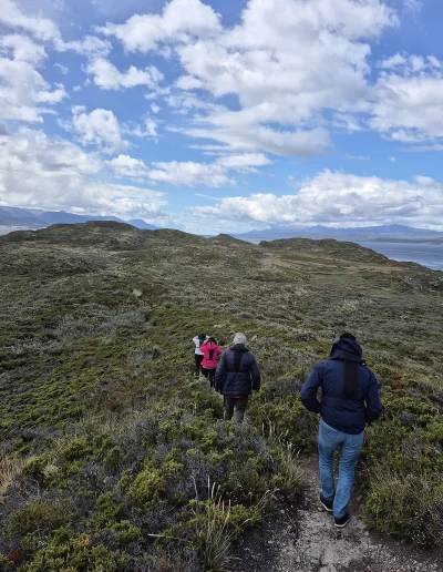 Descubrí la magia del Canal Beagle en Ushuaia, Tierra del Fuego, a bordo del Velero Ksar, el velero más cómodo y versátil de la región. Ofrecemos expediciones personalizadas de navegación en velero con salida desde la Bahía de Ushuaia, ideales para aventureros, fotógrafos, científicos, deportistas y amantes de la naturaleza. Nuestros servicios incluyen travesías de un día completo, experiencias con noche a bordo, travesías de 3 días hasta Puerto Almanza por el Paso Guaraní, y travesías largas de 7, 10 o 15 días. También realizamos expediciones científicas, clínicas de vela en navegación, buceo, kayak, paddle, trekking, esquí y mucho más. Visitá destinos icónicos como Isla de los Lobos, Faro Les Éclaireurs, Islas Bridges, Isla Redonda, Paso Guaraní, Península Mitre, Isla de los Estados, Fiordos y Glaciares y Cabo de Hornos. Una de nuestras excursiones estrella es la navegación Full Day por el Canal Beagle, una jornada completa de exploración náutica entre islas remotas, canales y fauna marina: lobos marinos, aves australes, pingüinos (en temporada) y vistas panorámicas del fin del mundo. Ideal para quienes buscan una experiencia completa sin pernocte. La experiencia con una noche a bordo es perfecta para quienes desean vivir una aventura íntima, dormir fondeados frente a una isla solitaria y disfrutar de una cena cálida a bordo, bajo el cielo austral. Incluye navegación de medio día, fondeo en una bahía protegida y regreso al día siguiente. La travesía de 3 días y 2 noches por el Paso Guaraní hasta Puerto Almanza es una verdadera expedición en la que se recorren islas remotas, se avista fauna marina, se fondea en parajes solitarios y se disfruta de caminatas en tierra firme. Una inmersión total en la naturaleza fueguina, con confort y seguridad a bordo. El Velero Ksar, modelo Joshua de 40 pies construido en acero naval, fue diseñado para la navegación antártica y cuenta con doble casco, aislación térmica, calefacción a estufa réflex por goteo y comodidades para 7 personas. Dispone de un camarote privado, salón con sofás convertibles, mesa de cartas con instrumental moderno (GPS, ecosonda), cocina completa con horno y vajilla, baño con ducha de agua caliente y una atmósfera acogedora gracias a su carpintería de madera. Además, somos el primer velero en Ushuaia con conexión satelital STARLINK ARGENTINA, garantizando internet de alta velocidad incluso en zonas remotas. Viví experiencias únicas como: navegación a vela con cupos limitados, avistaje de fauna marina, trekking en islas, cenas bajo las estrellas, amaneceres en el Beagle, clínicas de vela, y logística para deportes y ciencia. Organizamos expediciones en cooperación con deportistas extremos, exploradores y proyectos científicos. También ofrecemos opciones combinadas con traslados terrestres para recorrer la Ruta 3, la Ruta de los Lagos y otros puntos icónicos de Tierra del Fuego. Ya sea que quieras una navegación corta, una expedición prolongada, una travesía técnica o simplemente relajarte y reconectar con la naturaleza austral, el Velero Ksar es tu puerta de entrada a una de las últimas fronteras salvajes del planeta. Con más de 30 años de experiencia en la zona, nuestros capitanes garantizan seguridad, profesionalismo y una aventura que marcará tu vida. ¡Zarpá con nosotros desde el Fin del Mundo y descubrí la esencia de navegar en el sur más profundo de la Patagonia Argentina con el Velero Ksar!